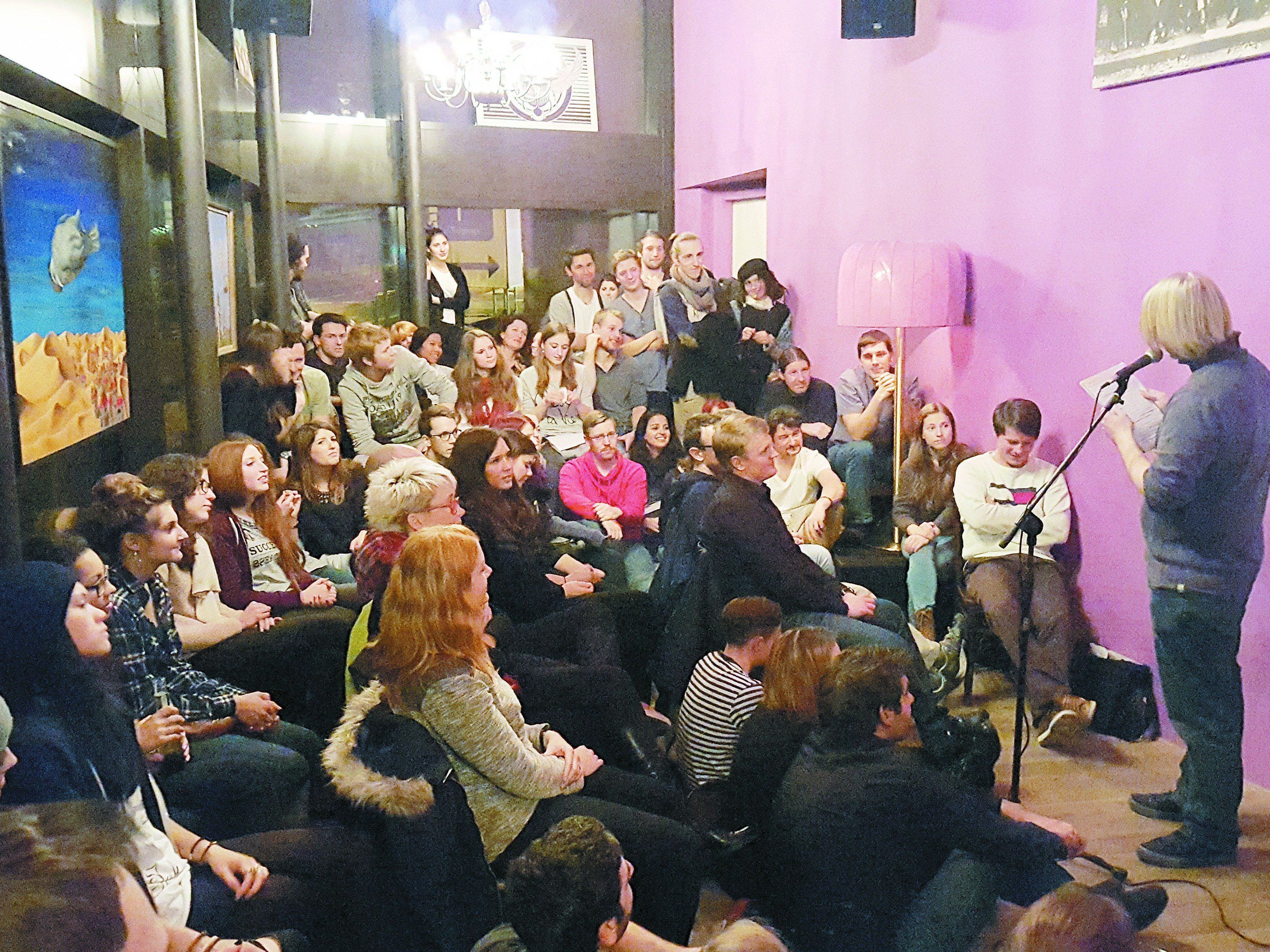 Ein bis zur Eingangstür randvolles Kultur Café lud zum zweiten Poetry Slam in Götzis. Ein bis zur Eingangstür randvolles Kultur Café lud zum zweiten Poetry Slam in Götzis.