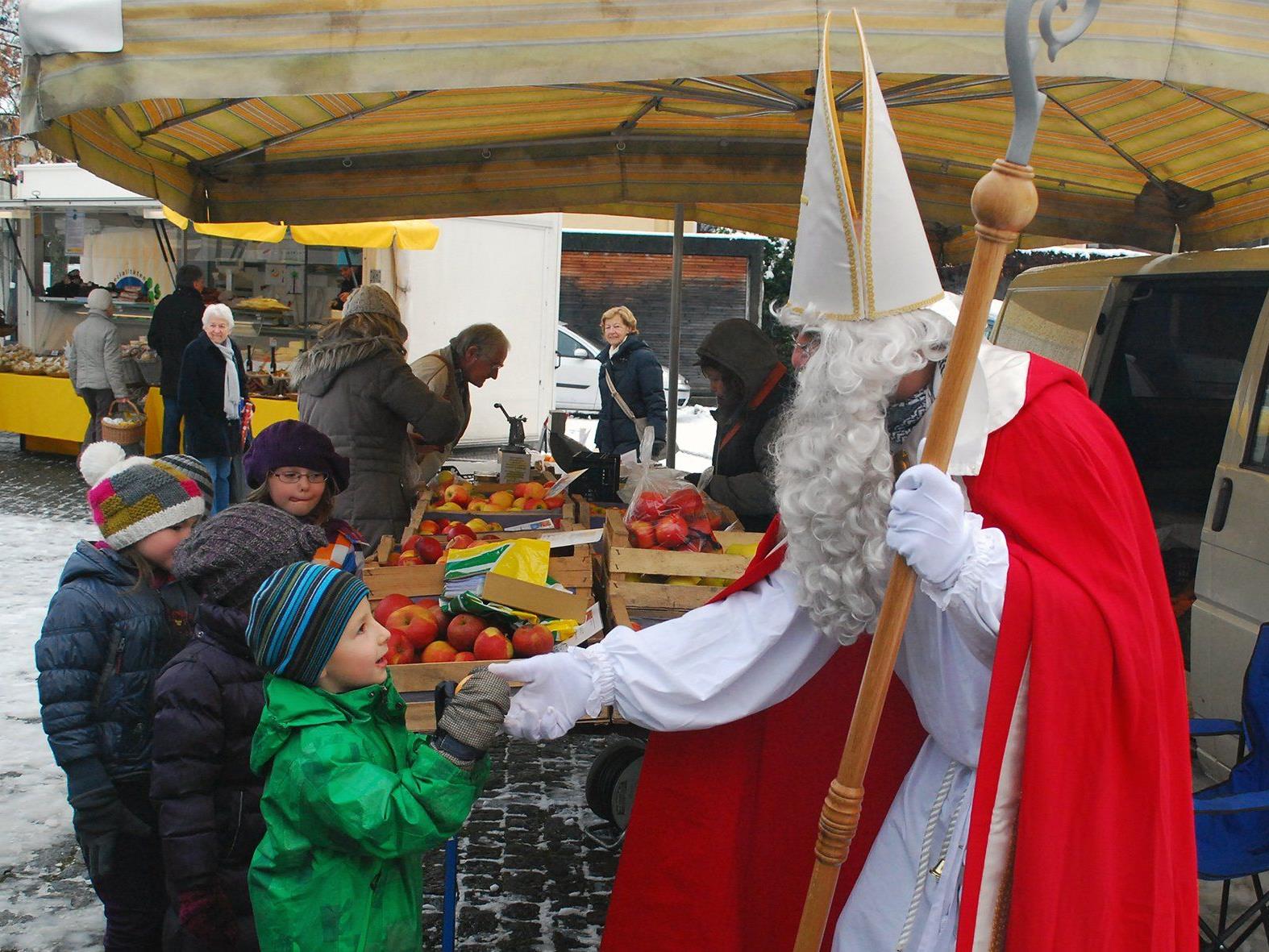 Wenn der Nikolaus den Rankler Wochenmarkt besucht, beginnen Kinderaugen zu leuchten.