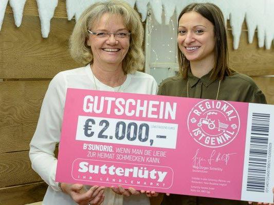 Katharina Rehm von Sutterlüty und Sylvia Steinhauser vom Vorarlberger Kinderdorf bei der Spendenübergabe.