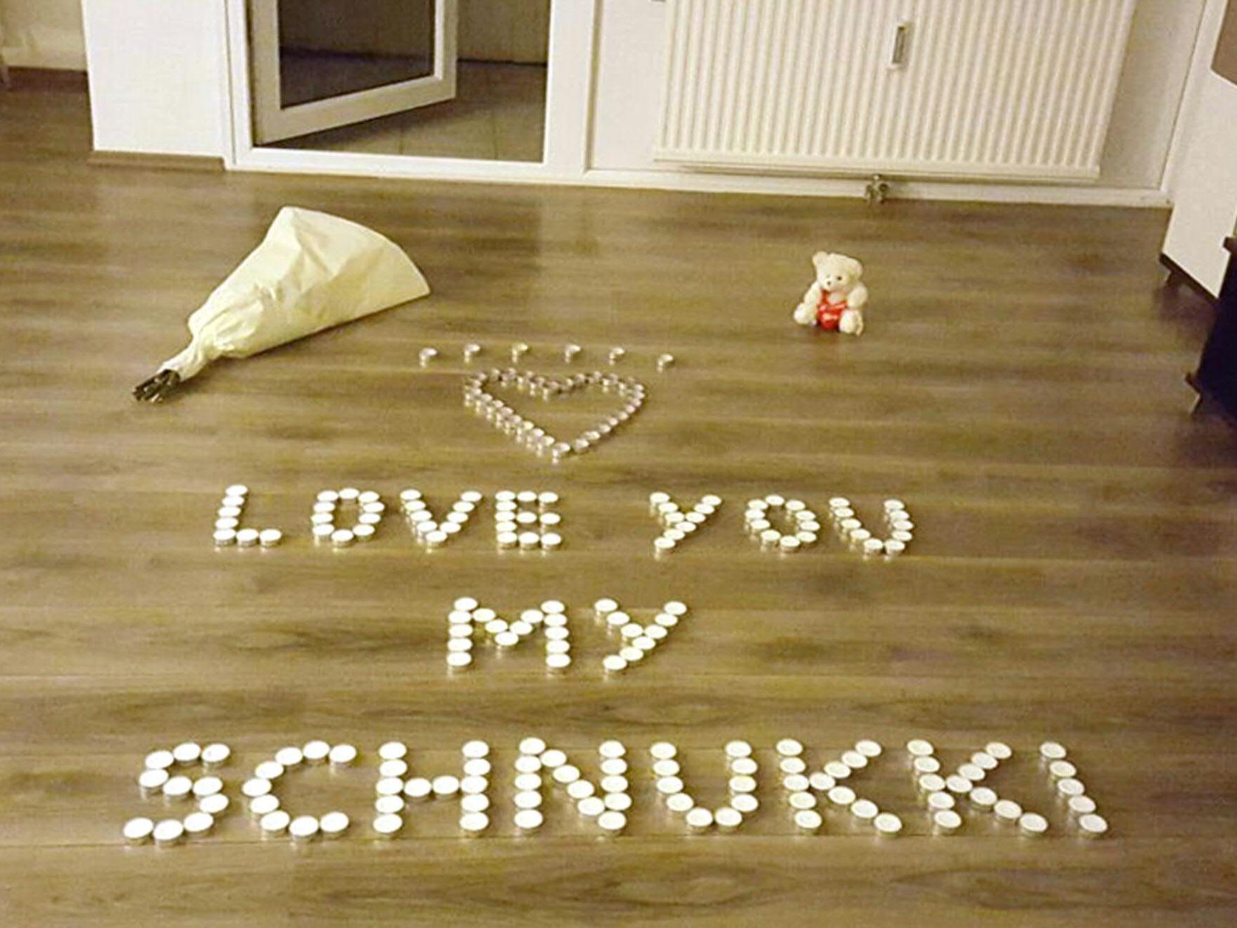 Herz aus Teelichtern löste Brand in Klosterneuburg aus. Herz aus Teelichtern löste Brand in Klosterneuburg aus.