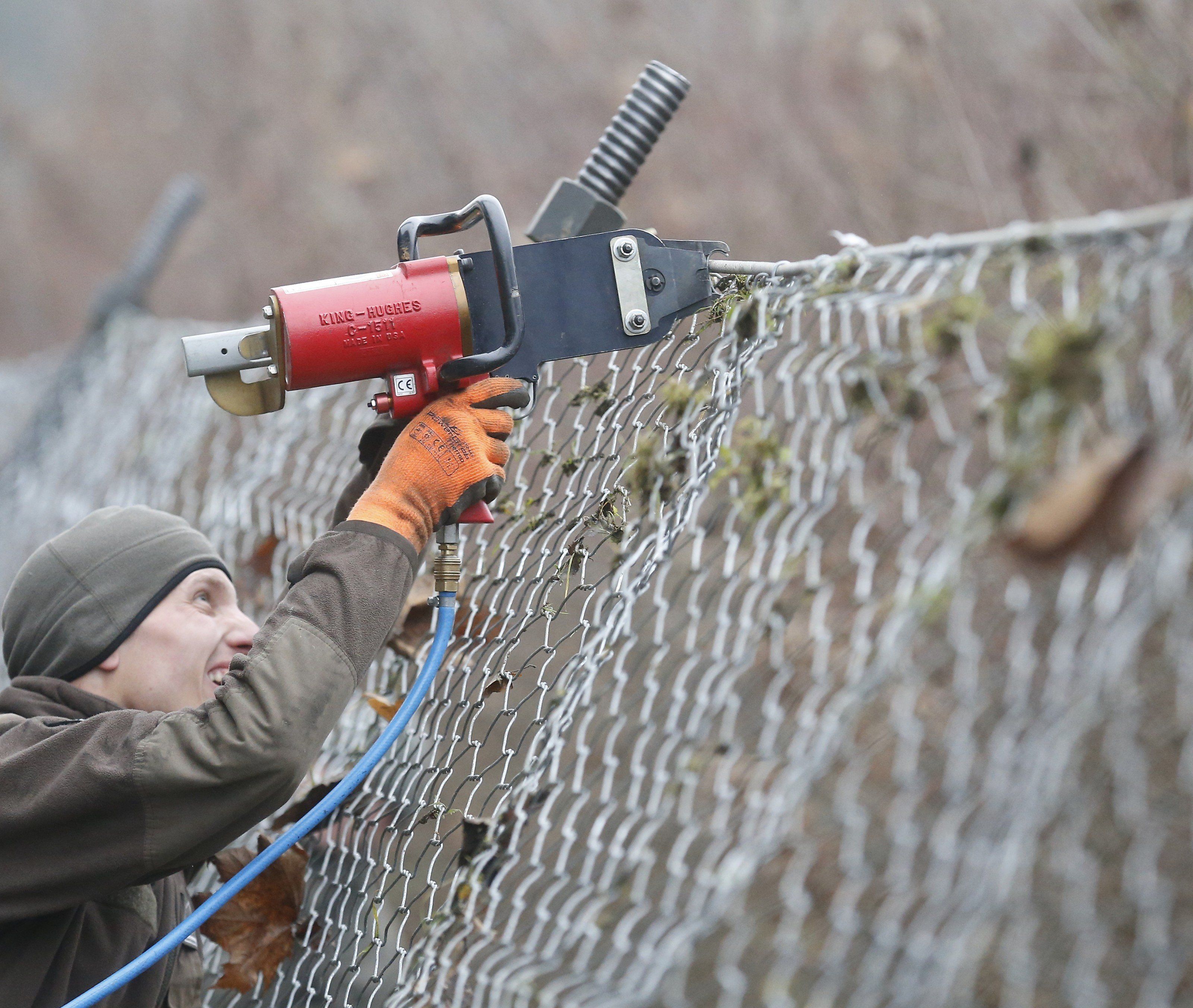 Wirbel um Grenzzaun. Wirbel um Grenzzaun.