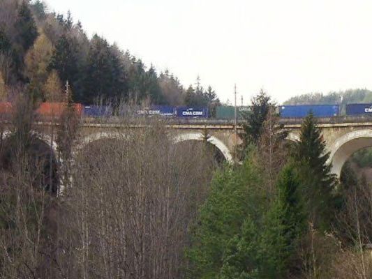 Eine Kollision wird als Grund für die Zugentgleisung vermutet. Eine Kollision wird als Grund für die Zugentgleisung vermutet.