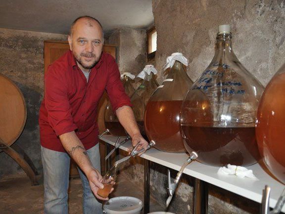 Der Lebensmittelproduzent Oliver Huber hat im Keller vom Jöslar in Andelsbuch seine Essigproduktion eingerichtet. Der Lebensmittelproduzent Oliver Huber hat im Keller vom Jöslar in Andelsbuch seine Essigproduktion eingerichtet.