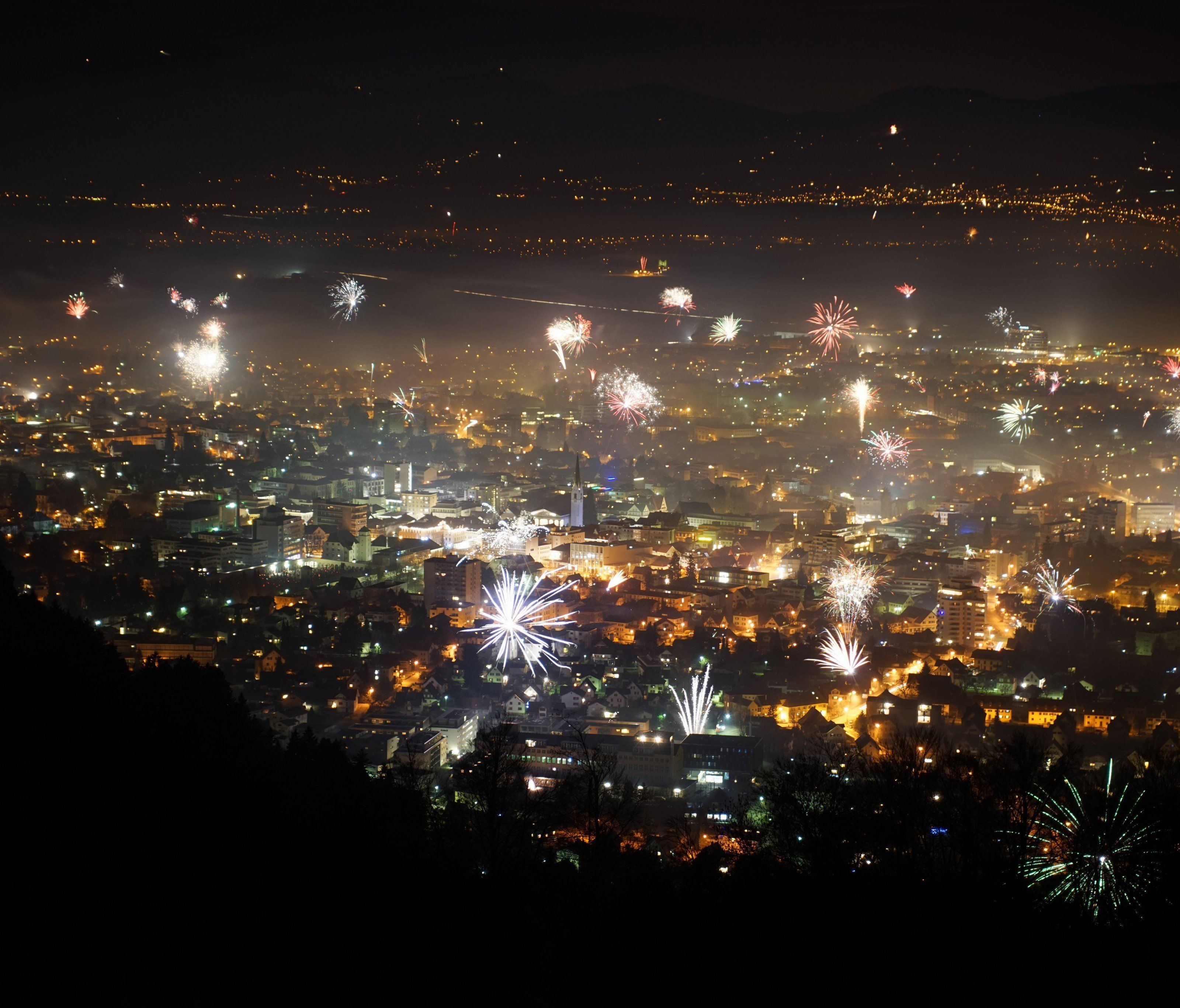 Silvester-Feuerwerke: Absagen wegen Trockenheit. Silvester-Feuerwerke: Absagen wegen Trockenheit.