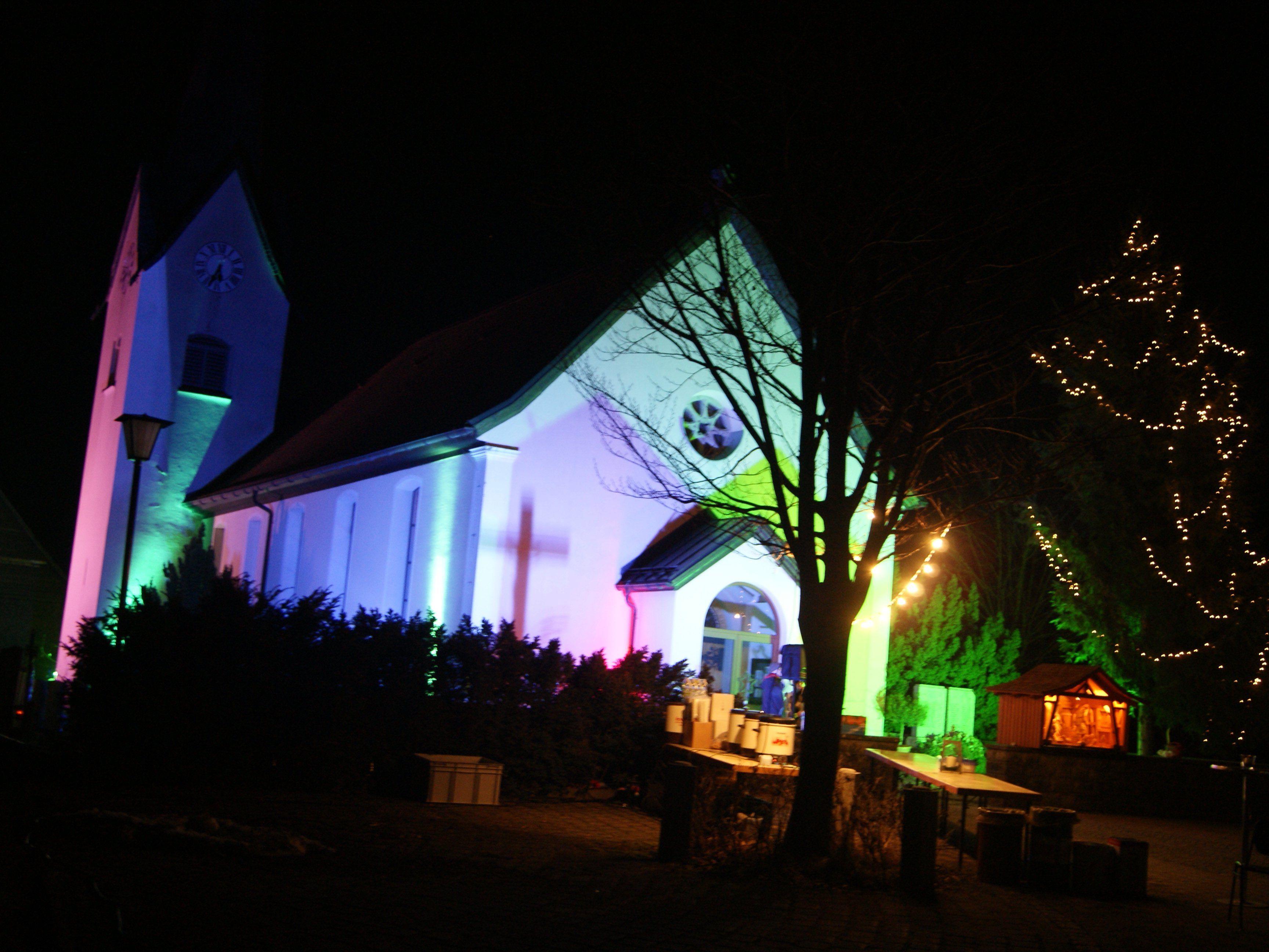 Für die SternStunde wurde die Bucher Kirche in Farbe gehüllt