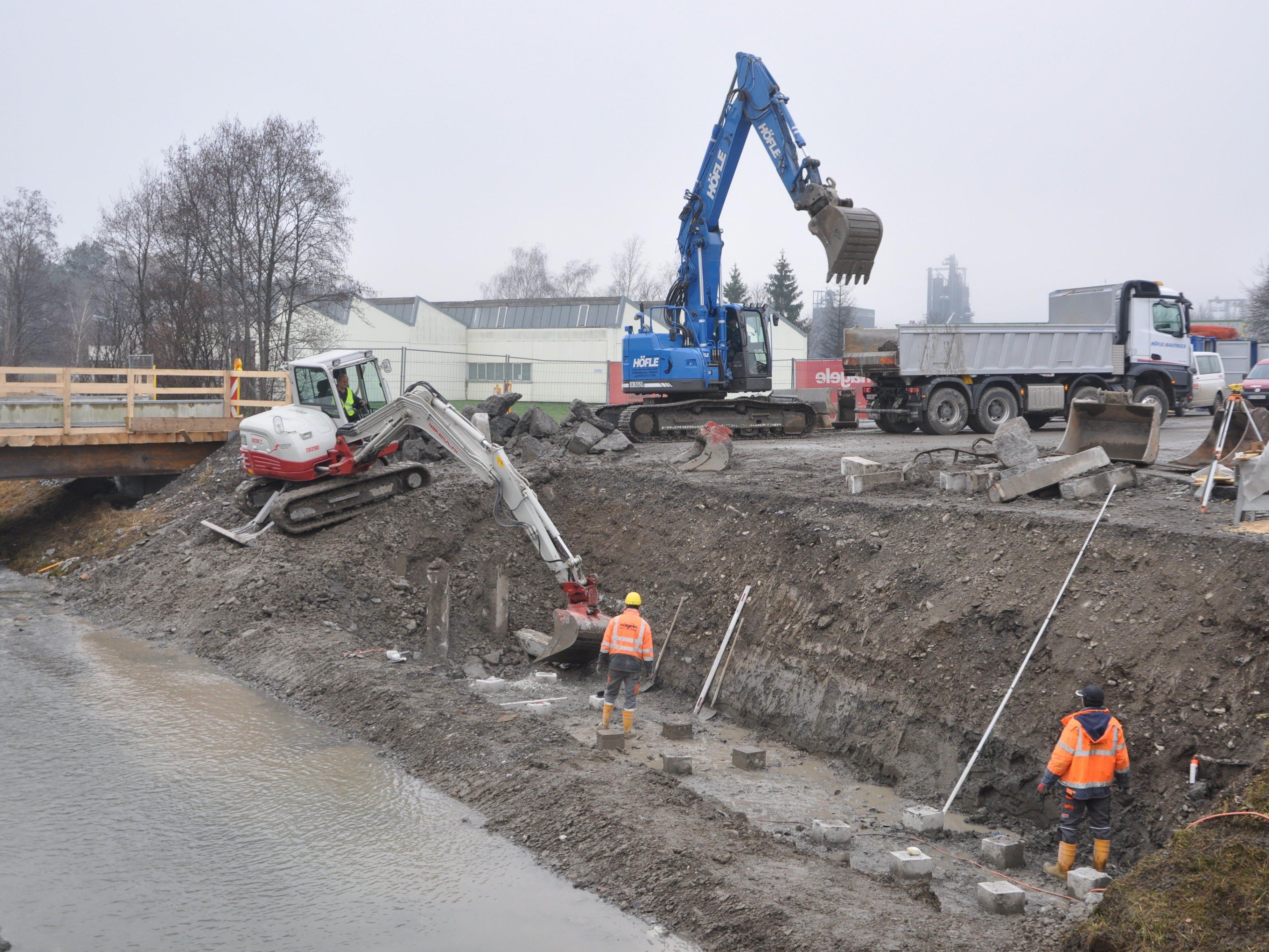 Die alte Ratzbrücke wurde bereits abgerissen und mit den Fundamentierungsarbeiten für die Neue begonnen.