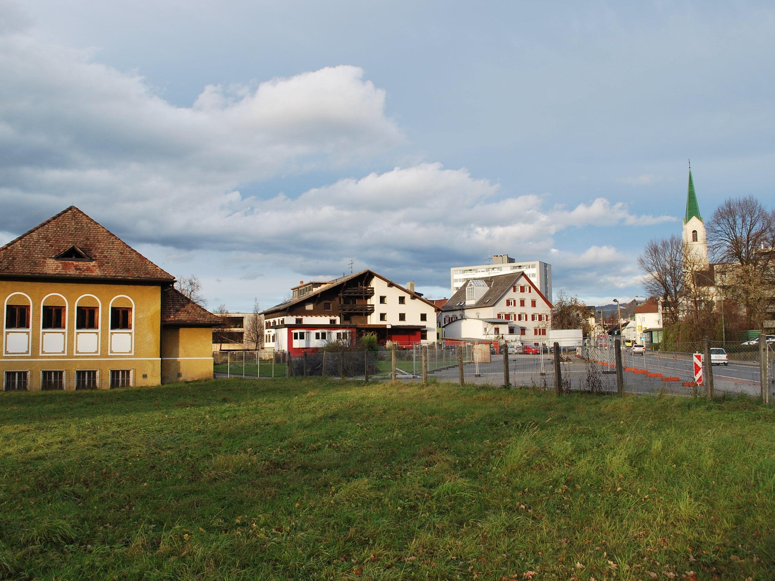 Gemäß KulturInitiative Hatlerdorf muss das Ensemble Turnhalle, Rose mit Grünfläche und Löwen unbedingt erhalten bleiben.