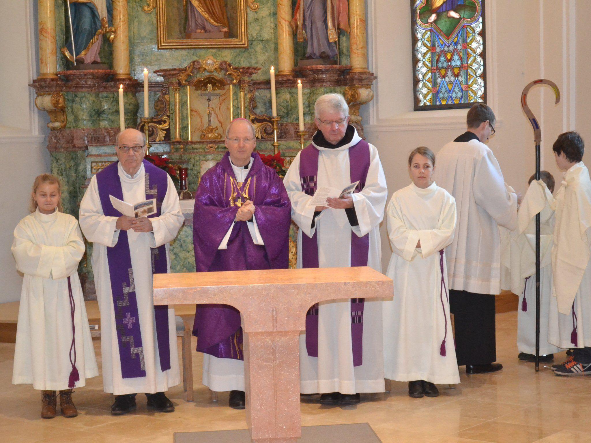 Bischof Benno Elbs nahm die Altarweihe vor.
