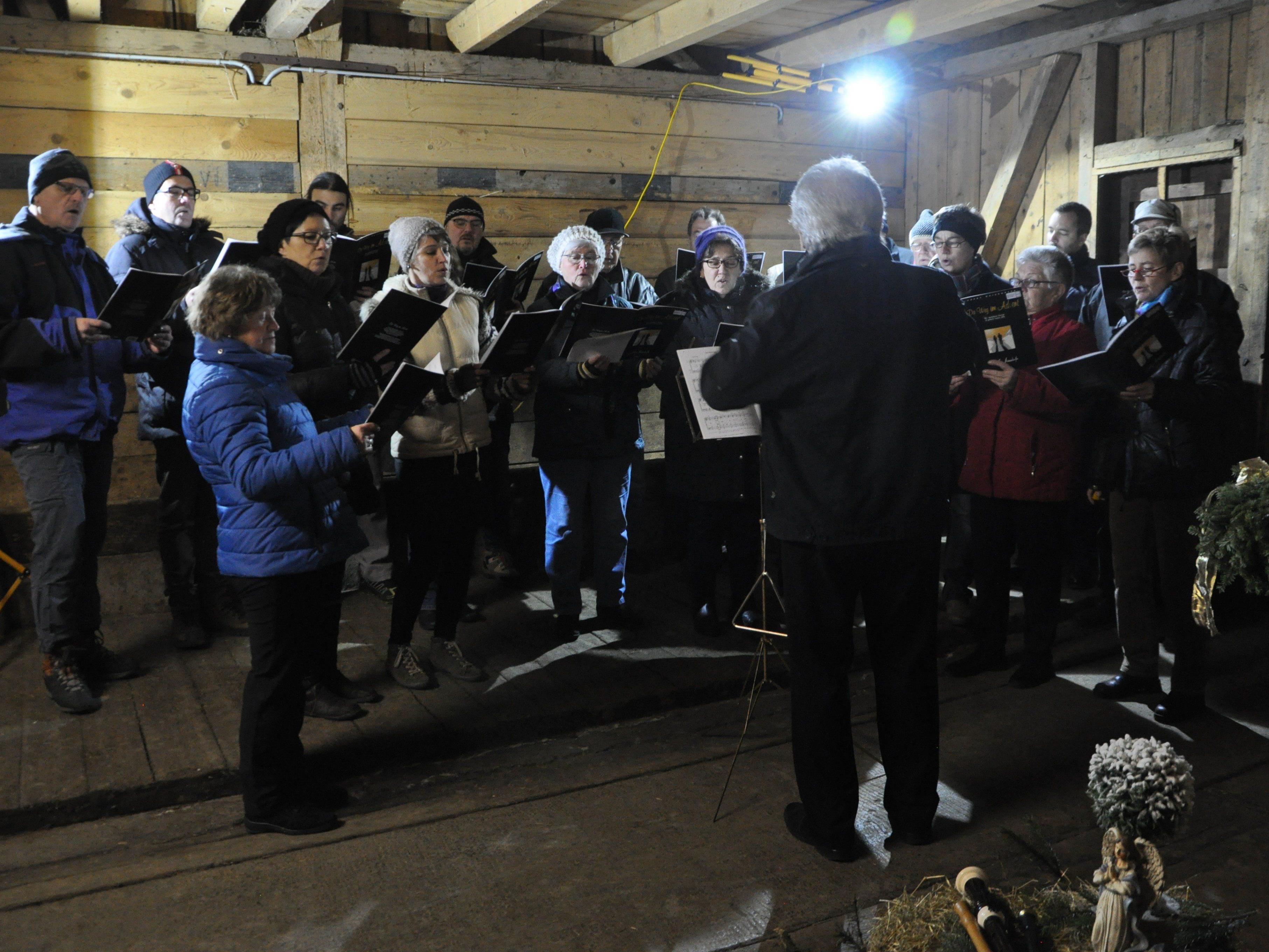 Der Meiniger Kirchenchor lud zur besinnlichen Adventfeier in den Viehstall.