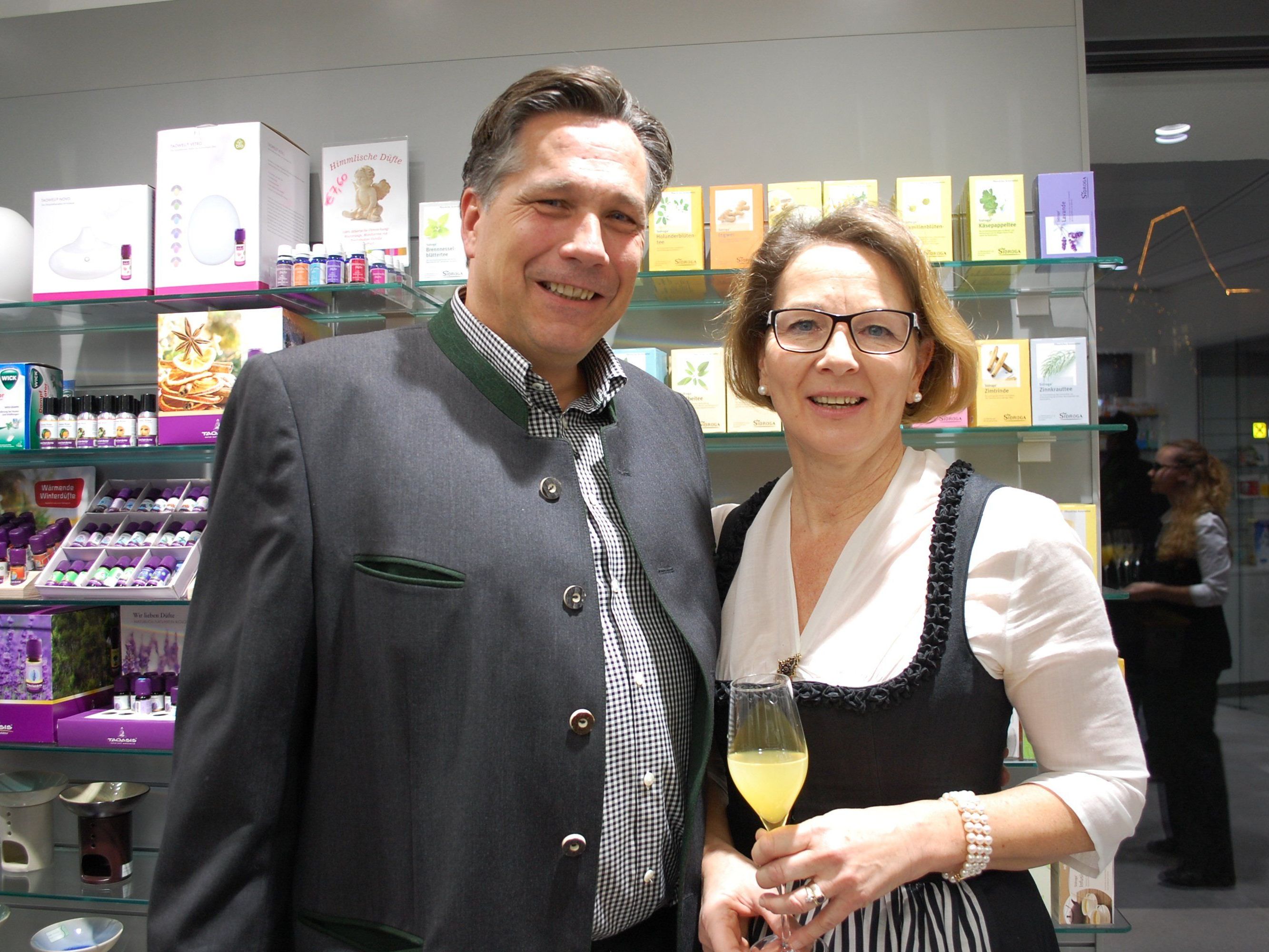 Die beiden Pharmazeuten Martina und Christof van Dellen luden zur Einweihung der Kurapotheke Schruns. Die beiden Pharmazeuten Martina und Christof van Dellen luden zur Einweihung der Kurapotheke Schruns.