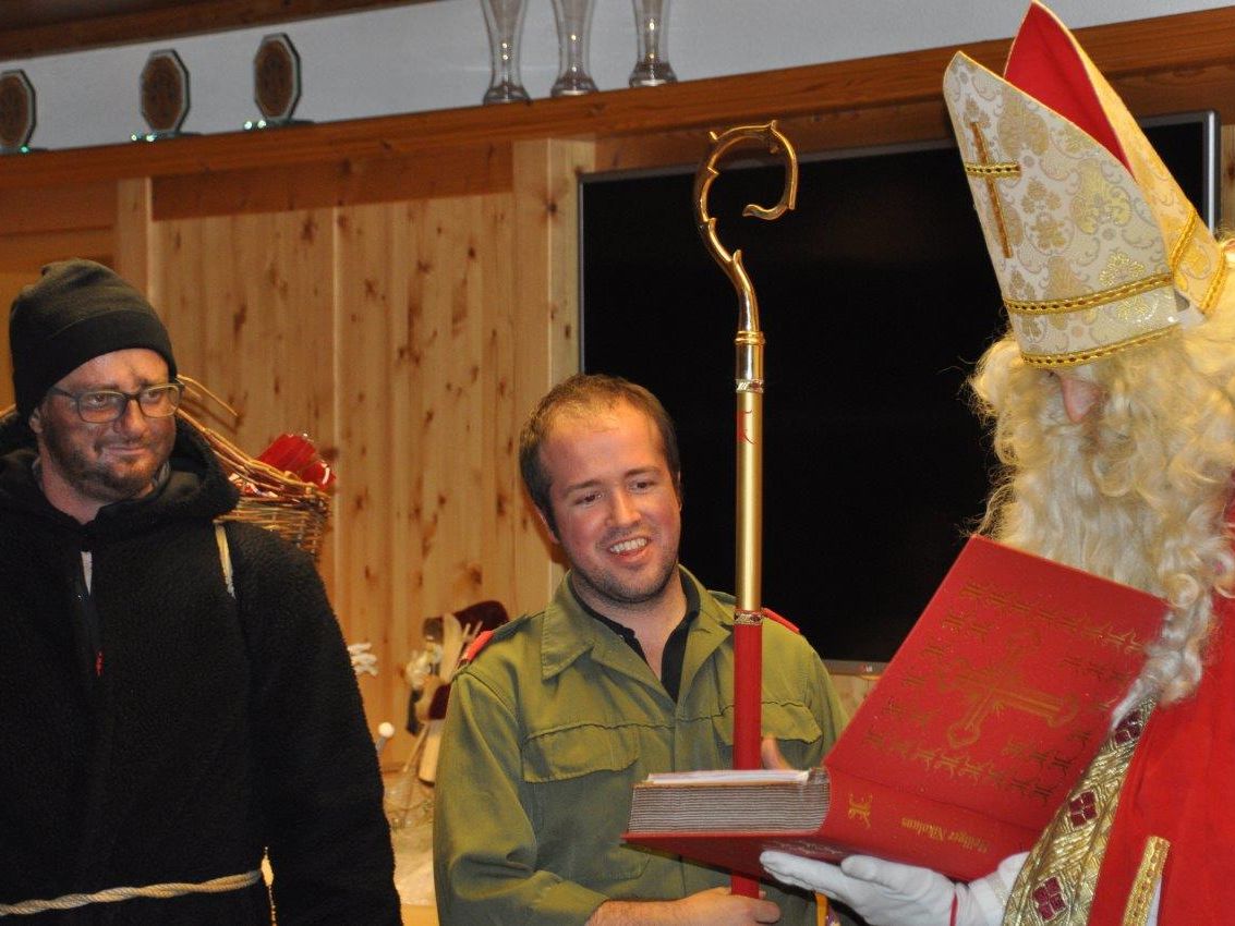 Der heilige Nikolaus und sein Begleiter Knecht Ruprecht mit Lukas Beck, der die Schrunser Feuerwehrjugend neun Jahre lang betreut hat. Der heilige Nikolaus und sein Begleiter Knecht Ruprecht mit Lukas Beck, der die Schrunser Feuerwehrjugend neun Jahre lang betreut hat.