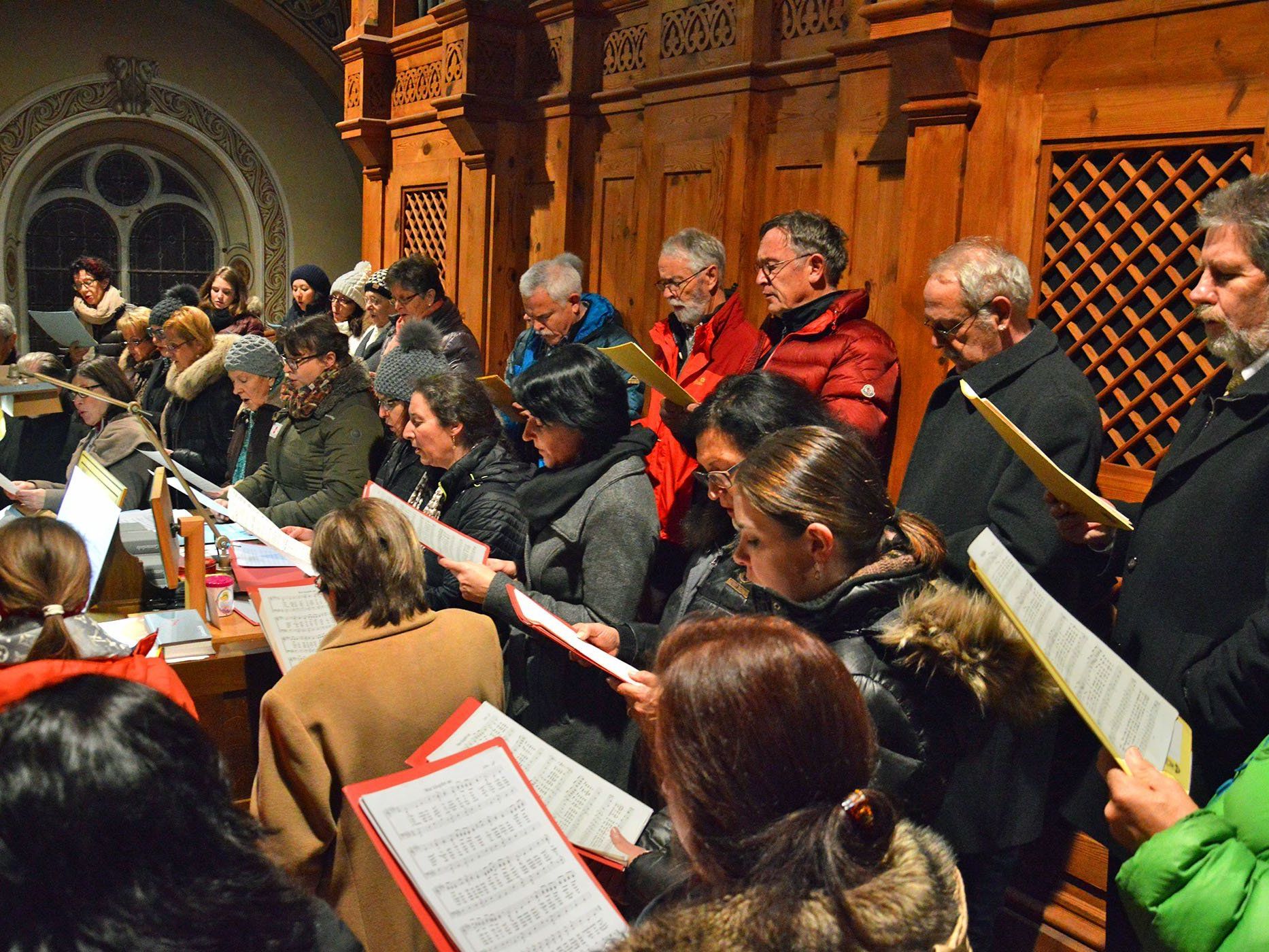Der Chor der Pfarrkirche Schruns gestaltete die Christmette mit. Der Chor der Pfarrkirche Schruns gestaltete die Christmette mit.