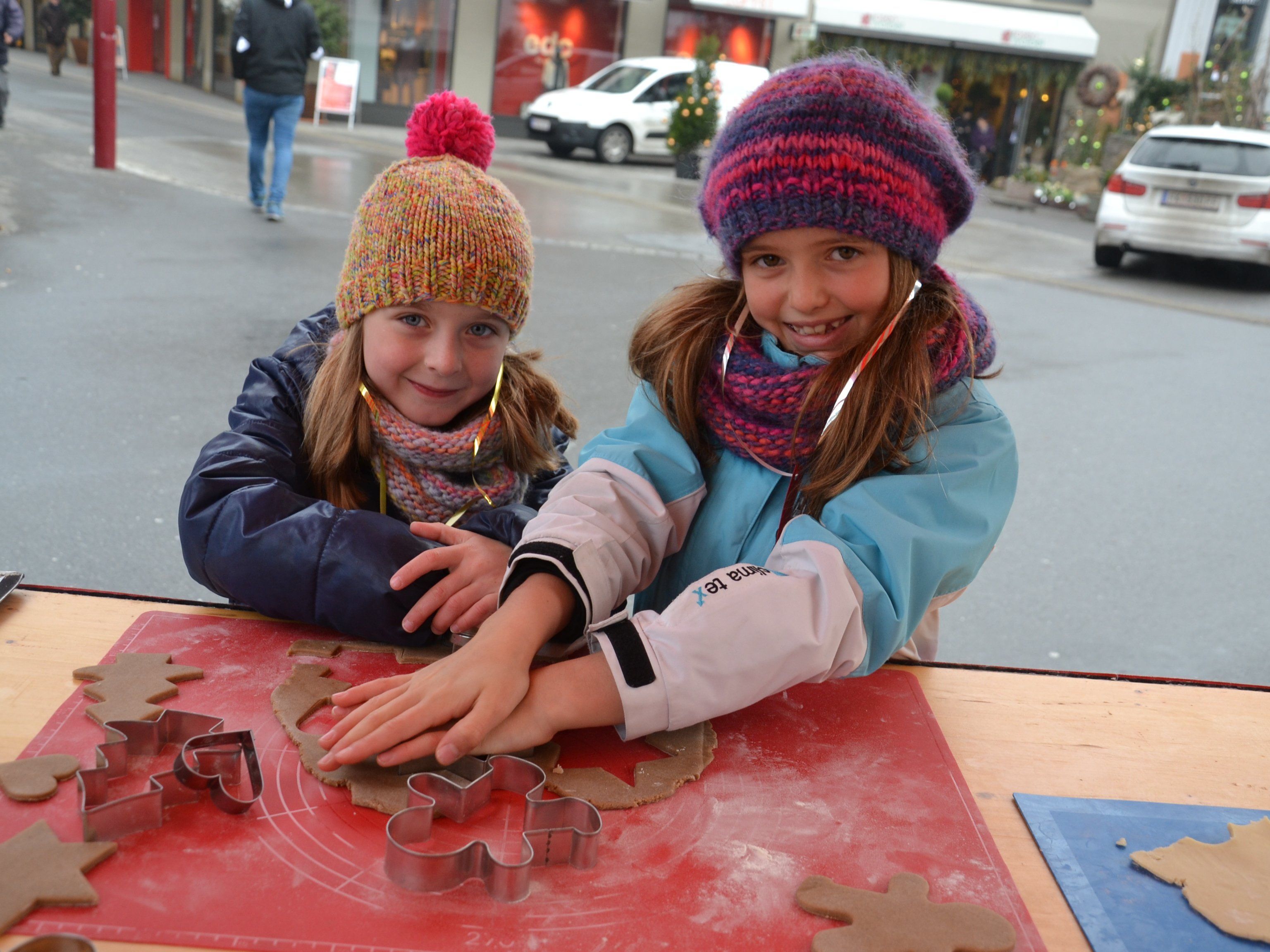 Heidi und Leni waren mit Mama Petra am Garnmarkt unterwegs, um Kekse zu backen Heidi und Leni waren mit Mama Petra am Garnmarkt unterwegs, um Kekse zu backen