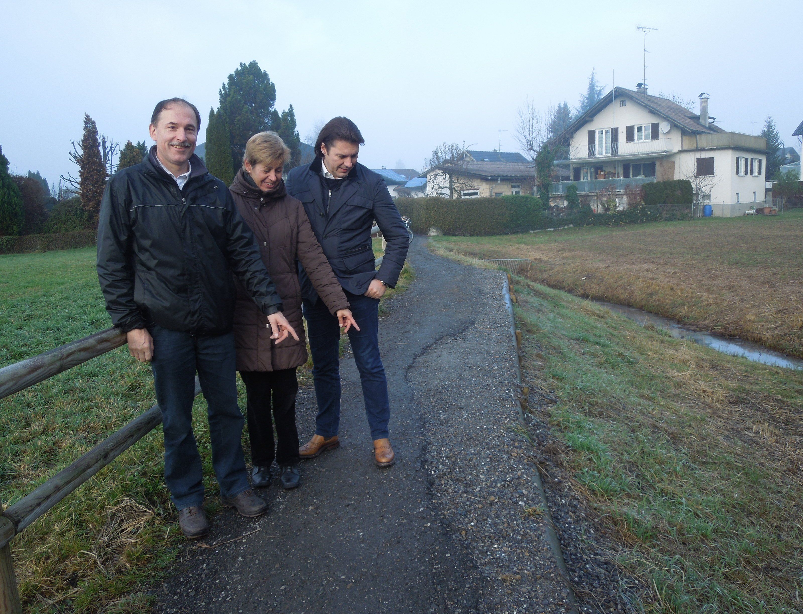 Waltraud Hagen zeigte Martin Fitz und Dietmar Haller die Gefahrenstellen auf dem Weg. Beide konnten der Lustenauerin versichern, dass im Frühjahr Verbesserungen vorgenommen werden. Waltraud Hagen zeigte Martin Fitz und Dietmar Haller die Gefahrenstellen auf dem Weg. Beide konnten der Lustenauerin versichern, dass im Frühjahr Verbesserungen vorgenommen werden.