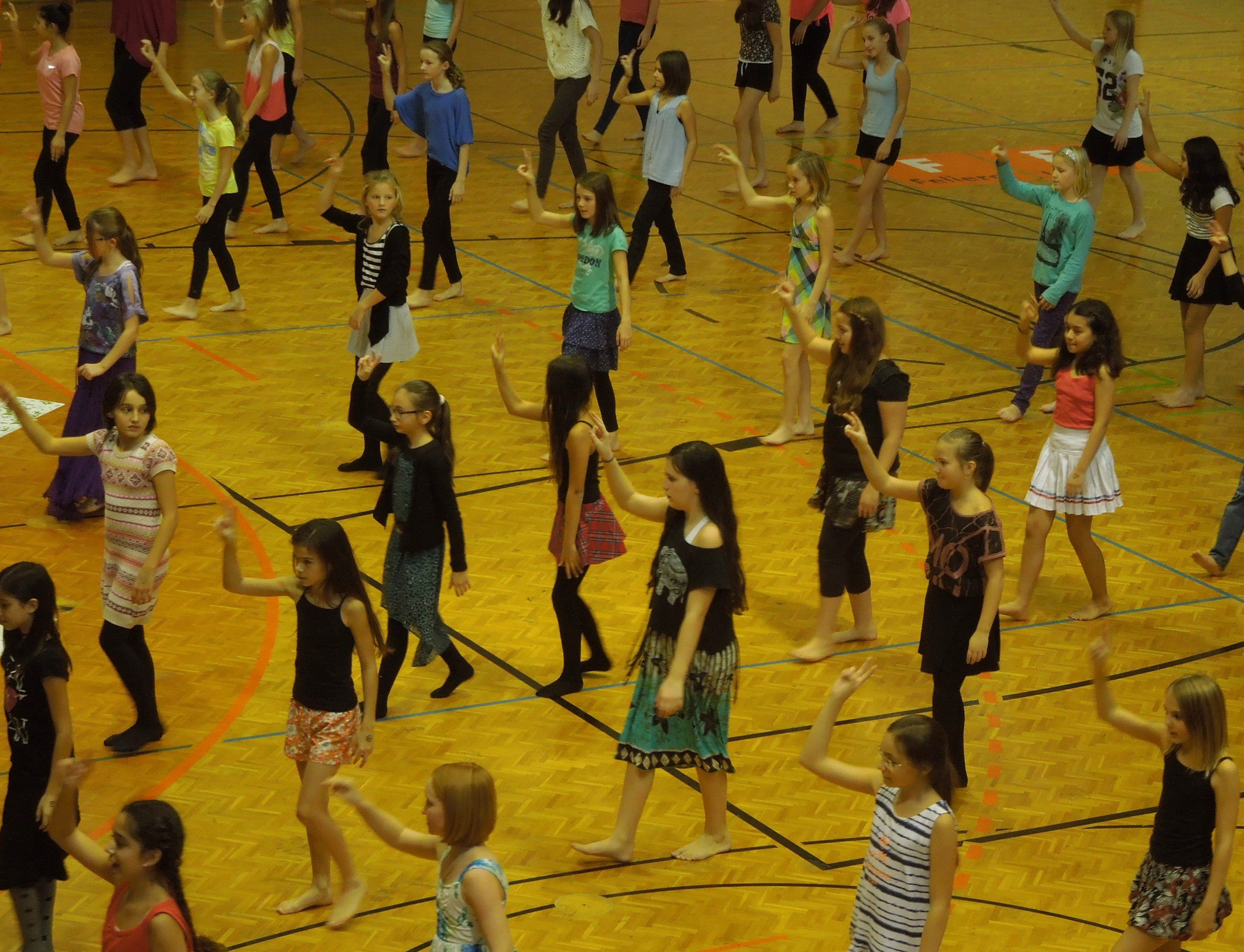 Zu "Give peace a chance" vereinigten sich die Tanzgruppen, die verschiedene Länder der Flüchtlingsroute darstellten. Zu "Give peace a chance" vereinigten sich die Tanzgruppen, die verschiedene Länder der Flüchtlingsroute darstellten.