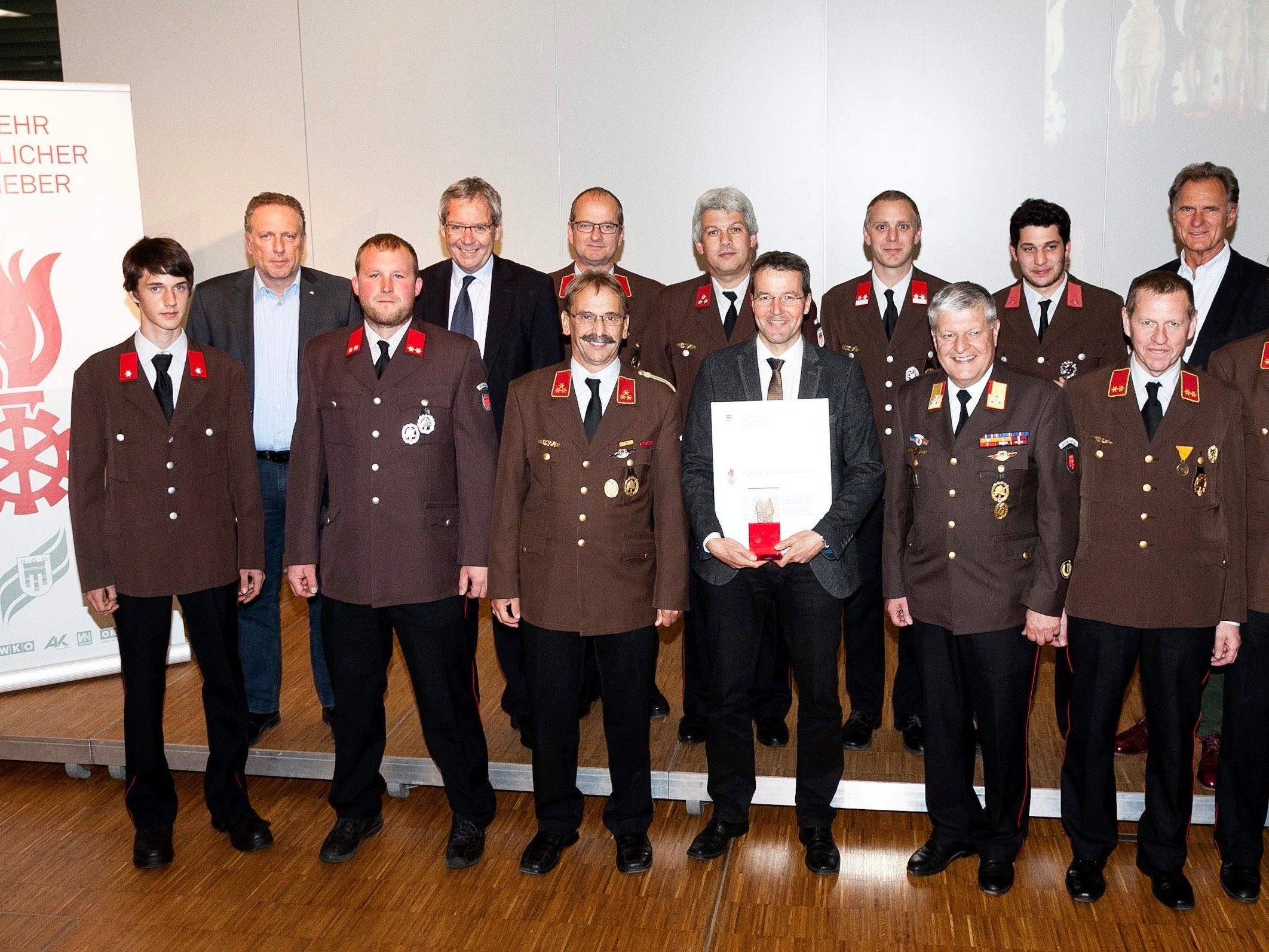 Die E-Werke wurden im Rahmen eines Festaktes vom Landesfeuerwehrverband für ihr Engagement bei der Feuerwehr ausgezeichnet.