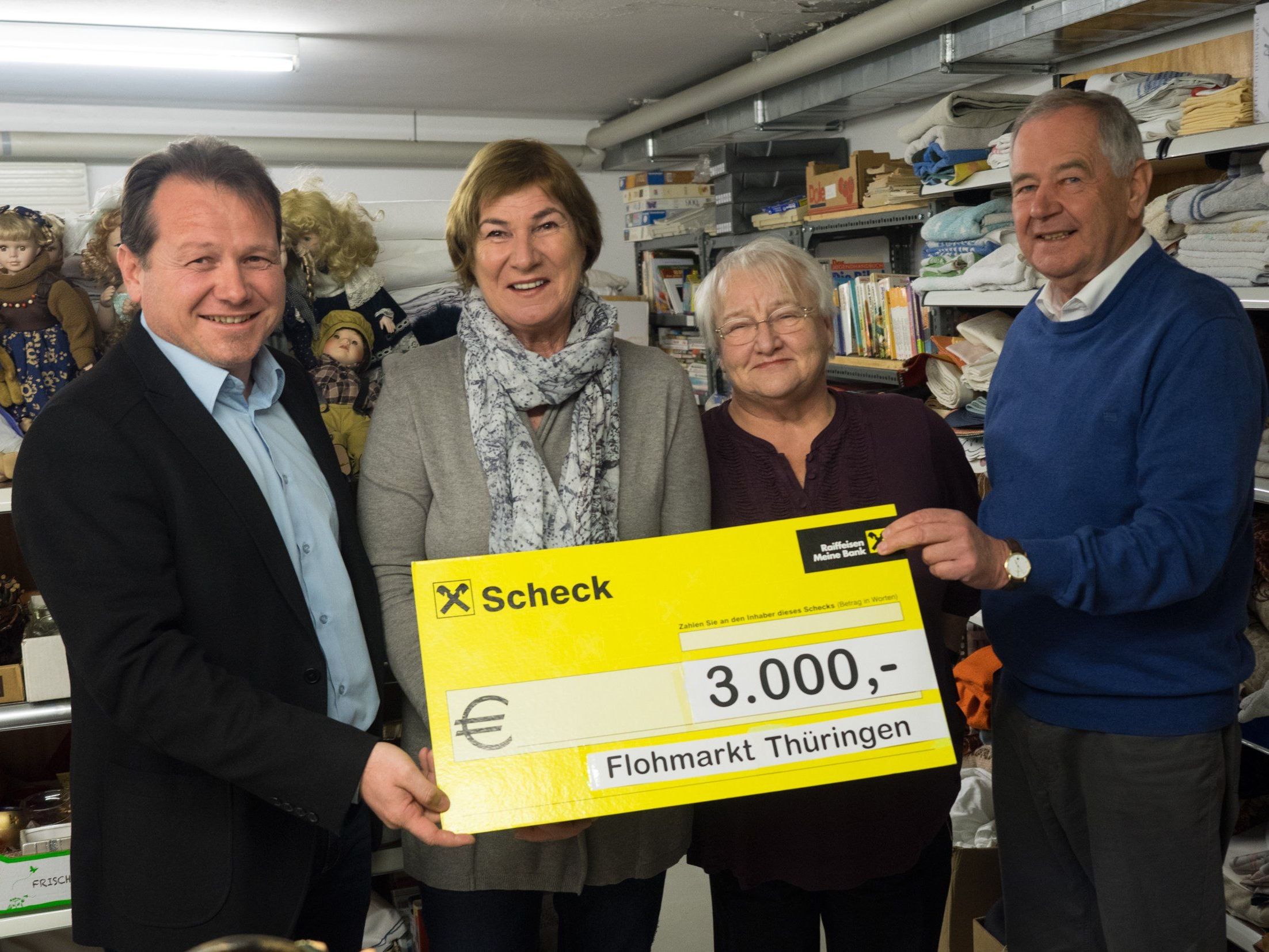 Bgm Harald Witwer, Marlene Gerster und Renate Burtscher vom Flohmarktteam und Helmut Gerster, Obmann des Sozialfonds der Gemeinde.