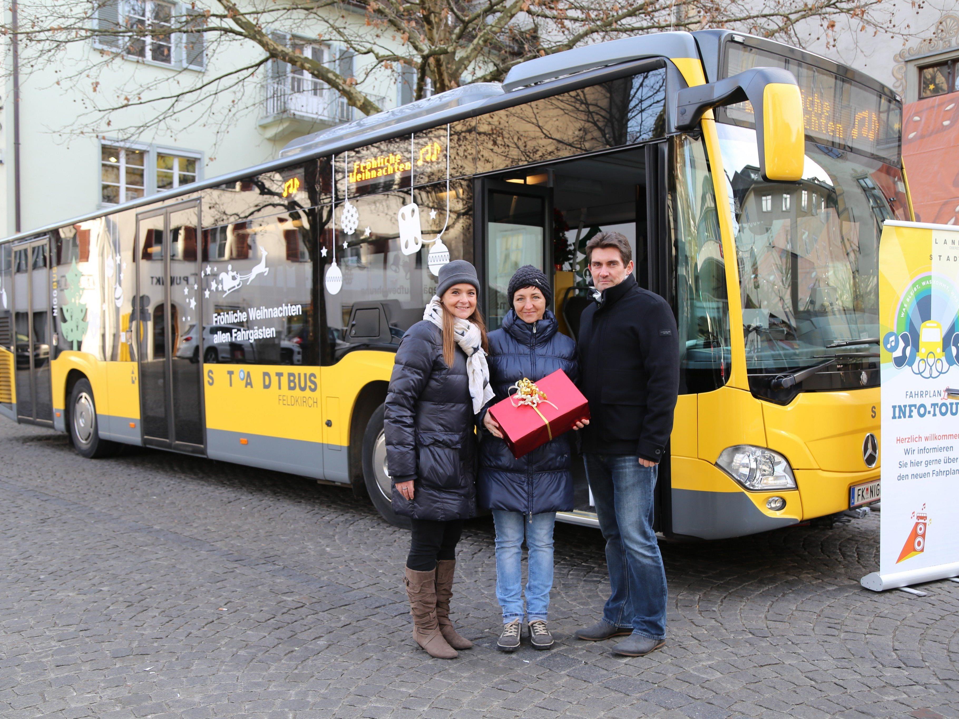 Alexandra Lins, Nina Kräutler-Ferrari und Harald Gorbach vor dem Weihnachtsbus.