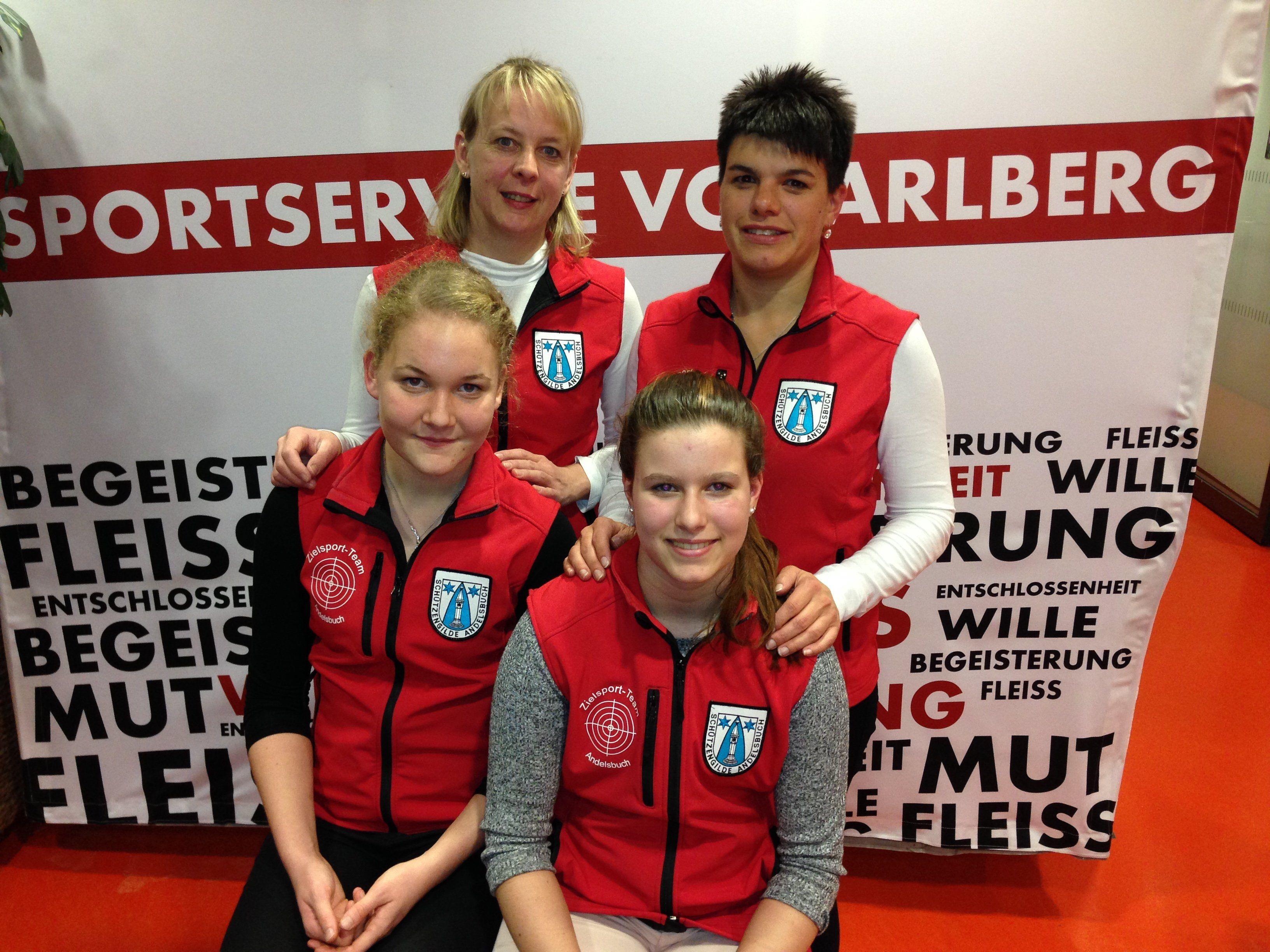 Bild vorne Bianca Egender links, Julia Oberholzer rechts; hinten links Waltraud Metzler, rechts Katja Rüscher