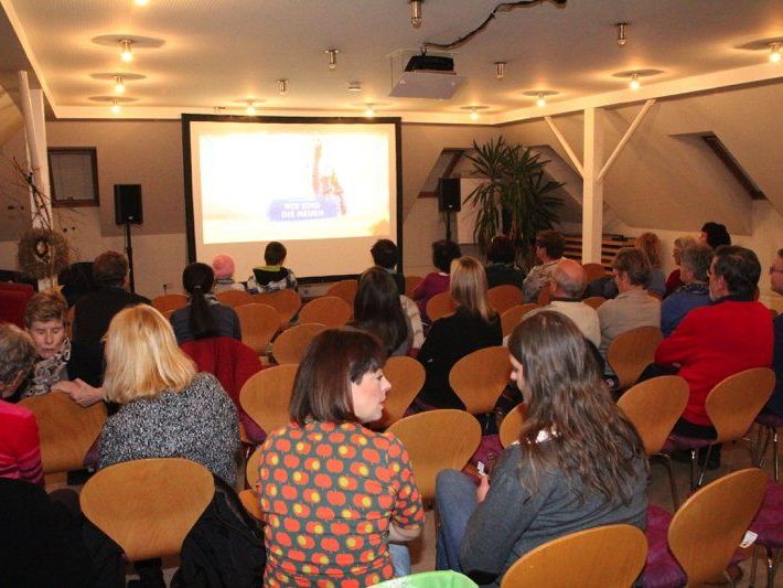 In gemütlicher Atmosphäre konnten die Besucher der Filmreihe eine amüsante deutsche Komödie genießen. In gemütlicher Atmosphäre konnten die Besucher der Filmreihe eine amüsante deutsche Komödie genießen.