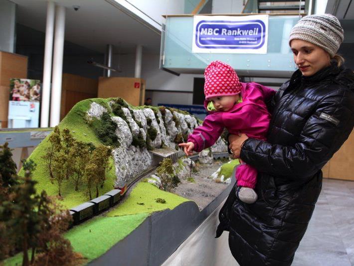 Klein Felipa mit Mama Belinda waren begeistert von der großen Modelleisenbahn-Anlage in Feldkirch.