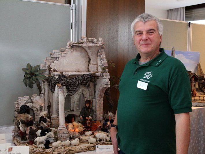 Krippenbaumeister und Kursleiter René Meier half wieder vielen Mitgliedern bei der Verwirklichung ihrer Traumkrippen. Krippenbaumeister und Kursleiter René Meier half wieder vielen Mitgliedern bei der Verwirklichung ihrer Traumkrippen.