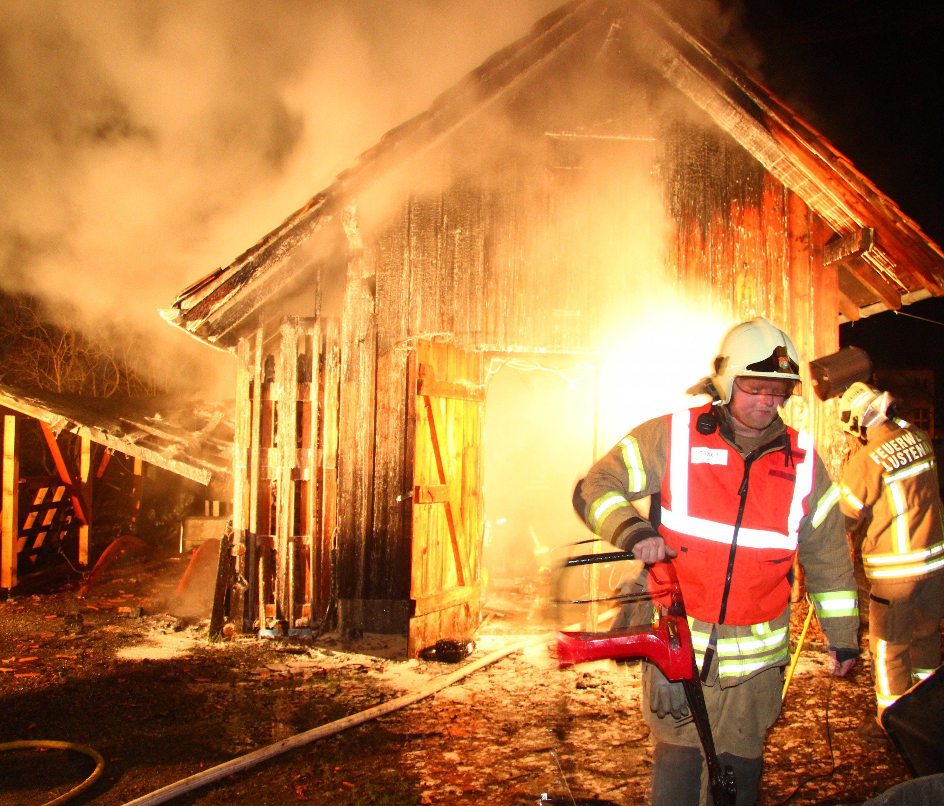 Holzstadel in Lustenau stand in Flammen. Holzstadel in Lustenau stand in Flammen.