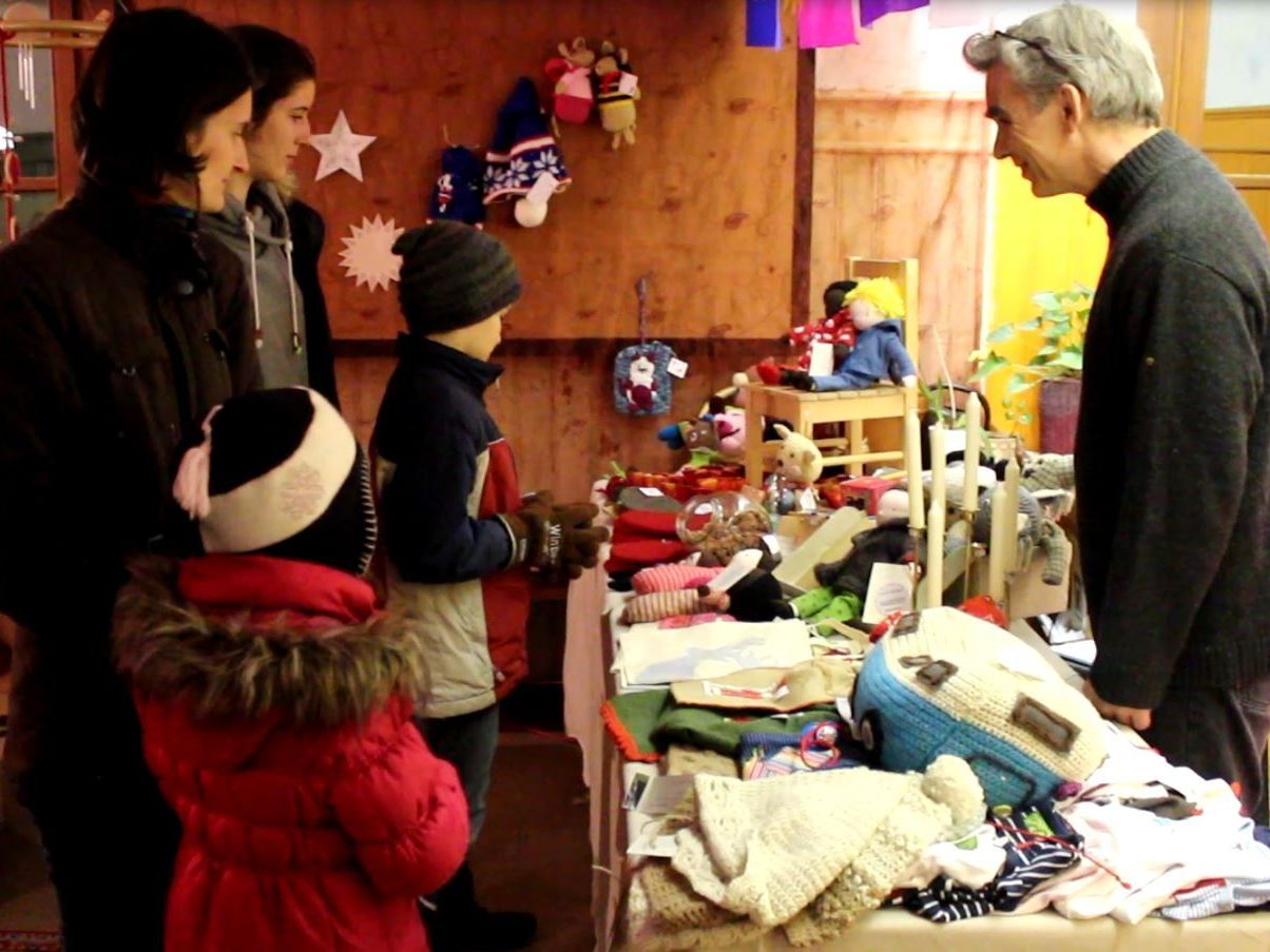 Groß und Klein stöberten im Adventsbasar nach passenden Geschenken Groß und Klein stöberten im Adventsbasar nach passenden Geschenken