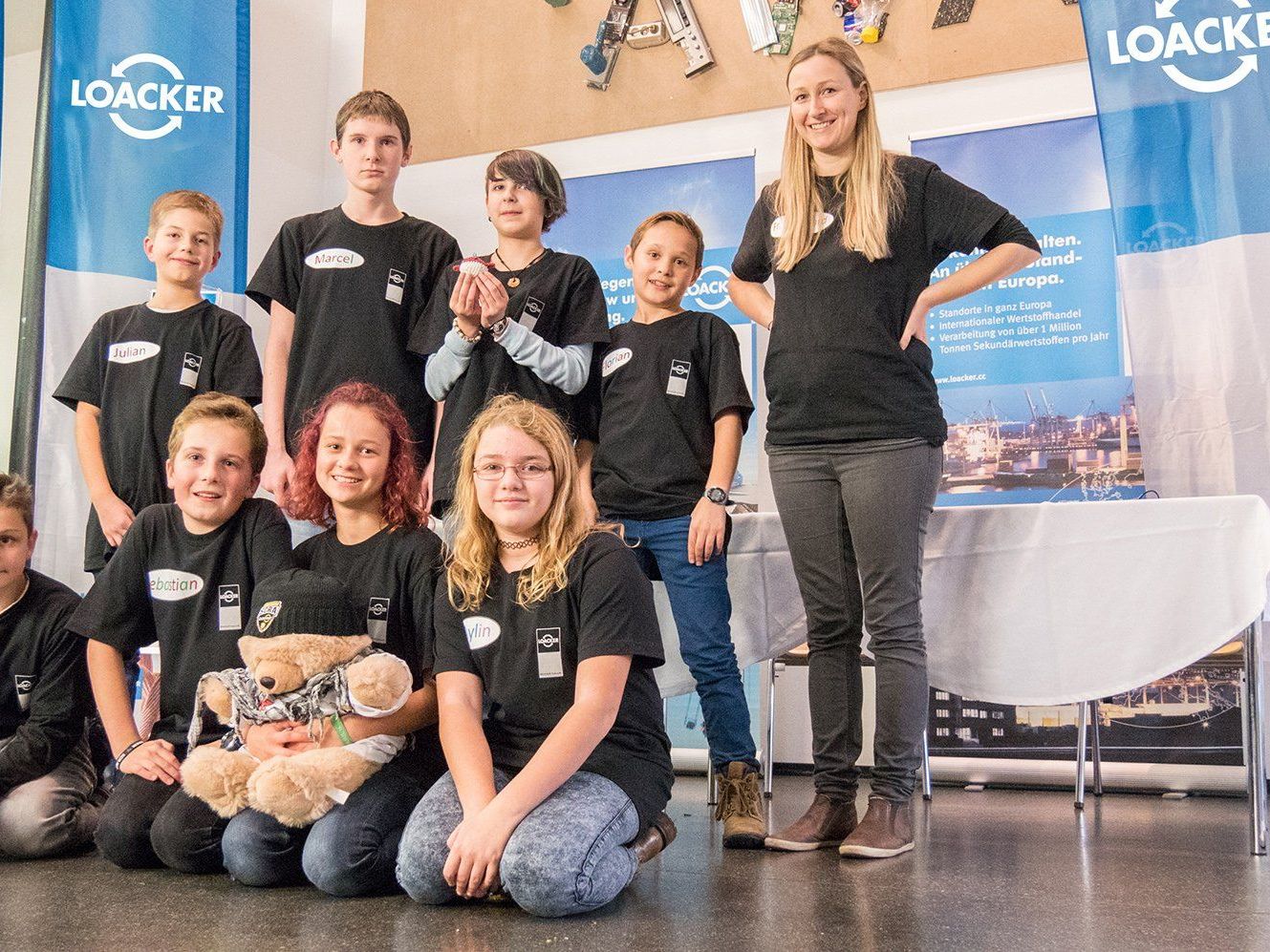 Das Team der Mittelschule Altach widmete sich mit Sponsor und Forschungspartner Loacker Recycling der Welt der Wertstoffverarbeitung. Das Team der Mittelschule Altach widmete sich mit Sponsor und Forschungspartner Loacker Recycling der Welt der Wertstoffverarbeitung.