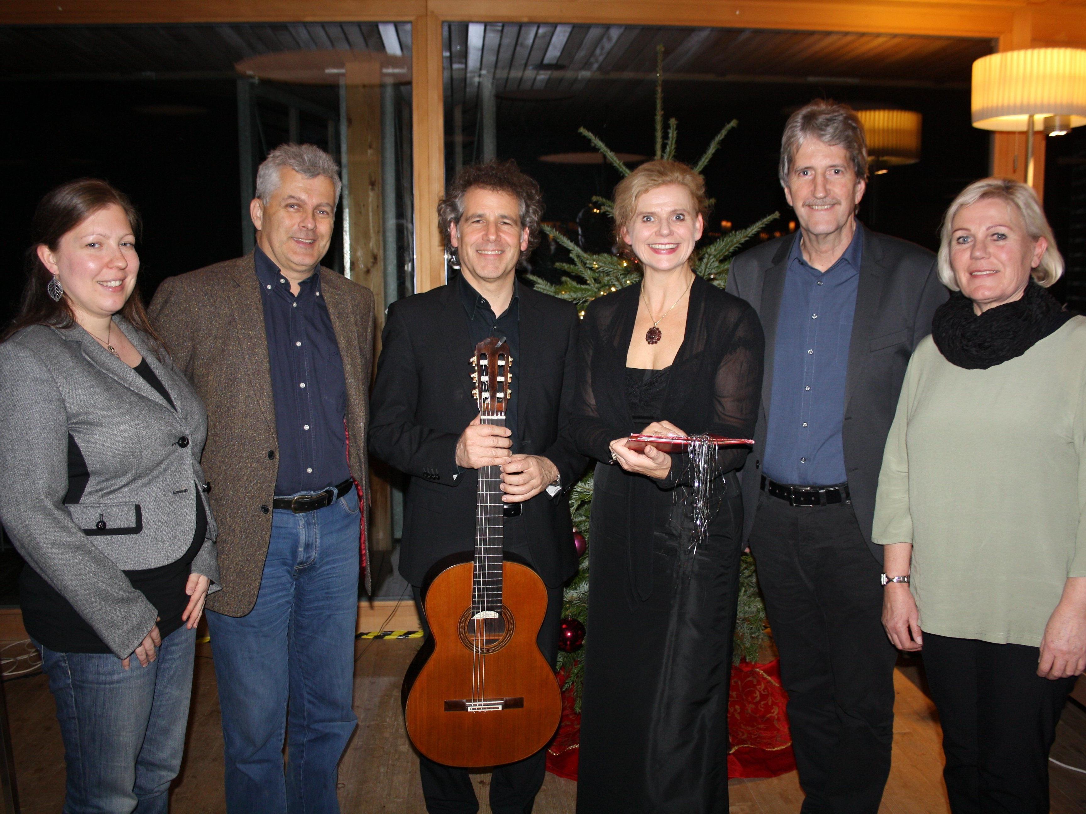 Zusammen mit den Mitgliedern des Lochauer Kulturausschusses mit Obfrau Vera Fechtig freuten sich Renate Bauer (Rezitation) und Alexander Swete (Gitarre) über einen wiederum sehr stimmungsvollen „Schloss Hofener Advent 2015“.