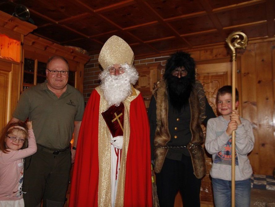 Auch bei Robert und Katharina waren der Heilige Nikolaus und Knecht Ruprecht zu Besuch Auch bei Robert und Katharina waren der Heilige Nikolaus und Knecht Ruprecht zu Besuch