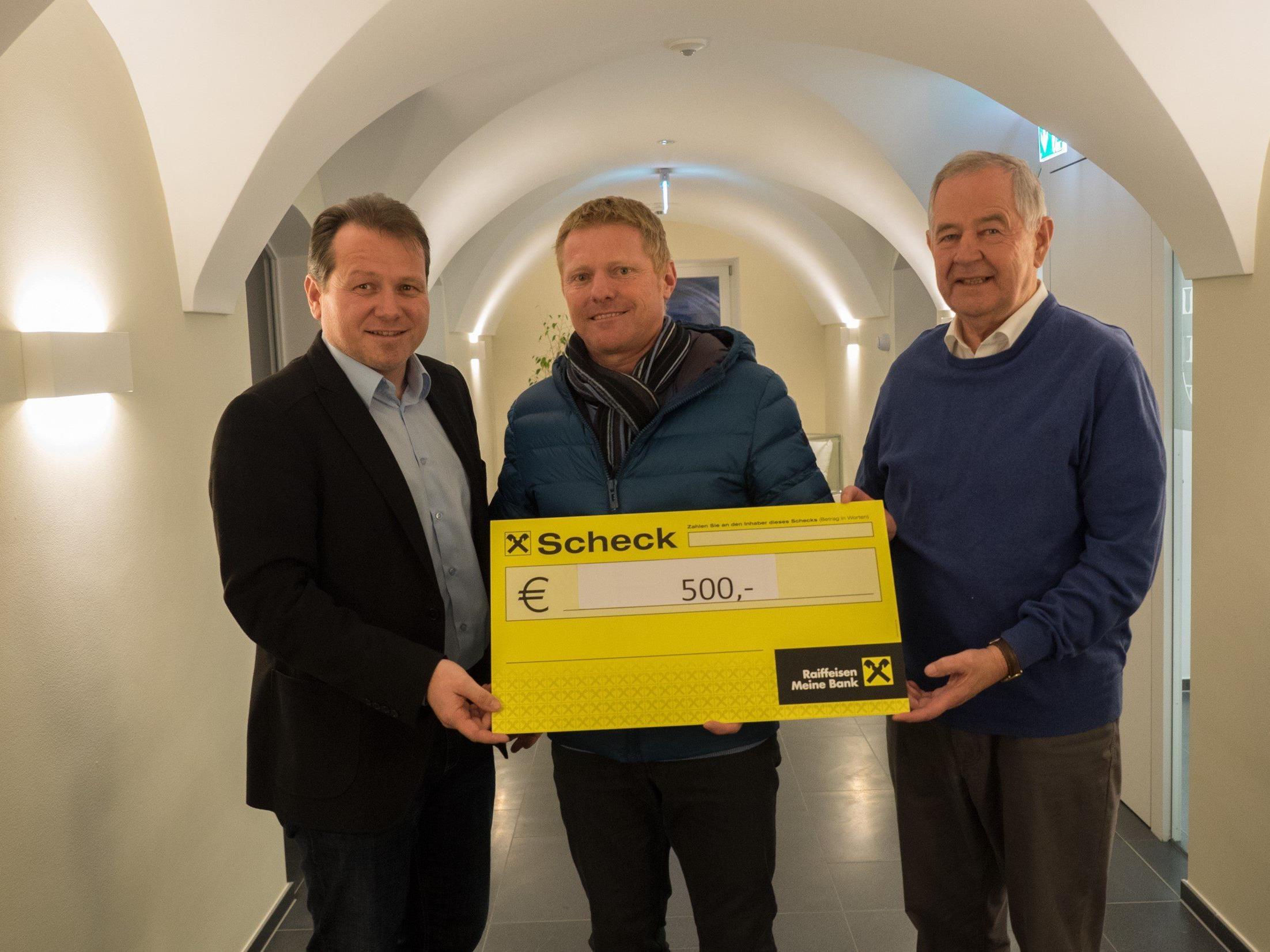 Nikolaus-Einsatzleiter Klaus Marktl übergab 500 Euro an Bürgermeister Harald Witwer und Sozialfonds-Verwalter Helmut Gerster