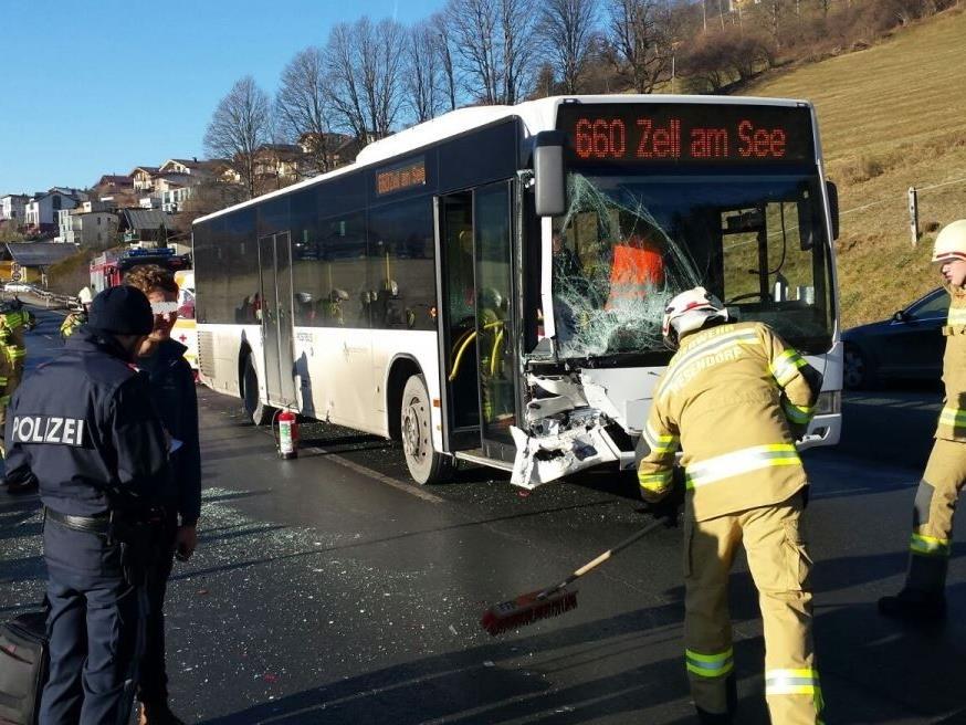 Ein Crash mit vier Fahrzeugen ereignete sich in Piesendorf.