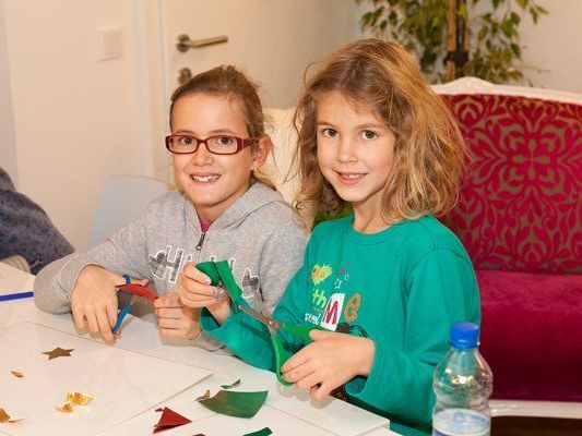 Basteln im Kindercafé in der AEon Oase. Basteln im Kindercafé in der AEon Oase.