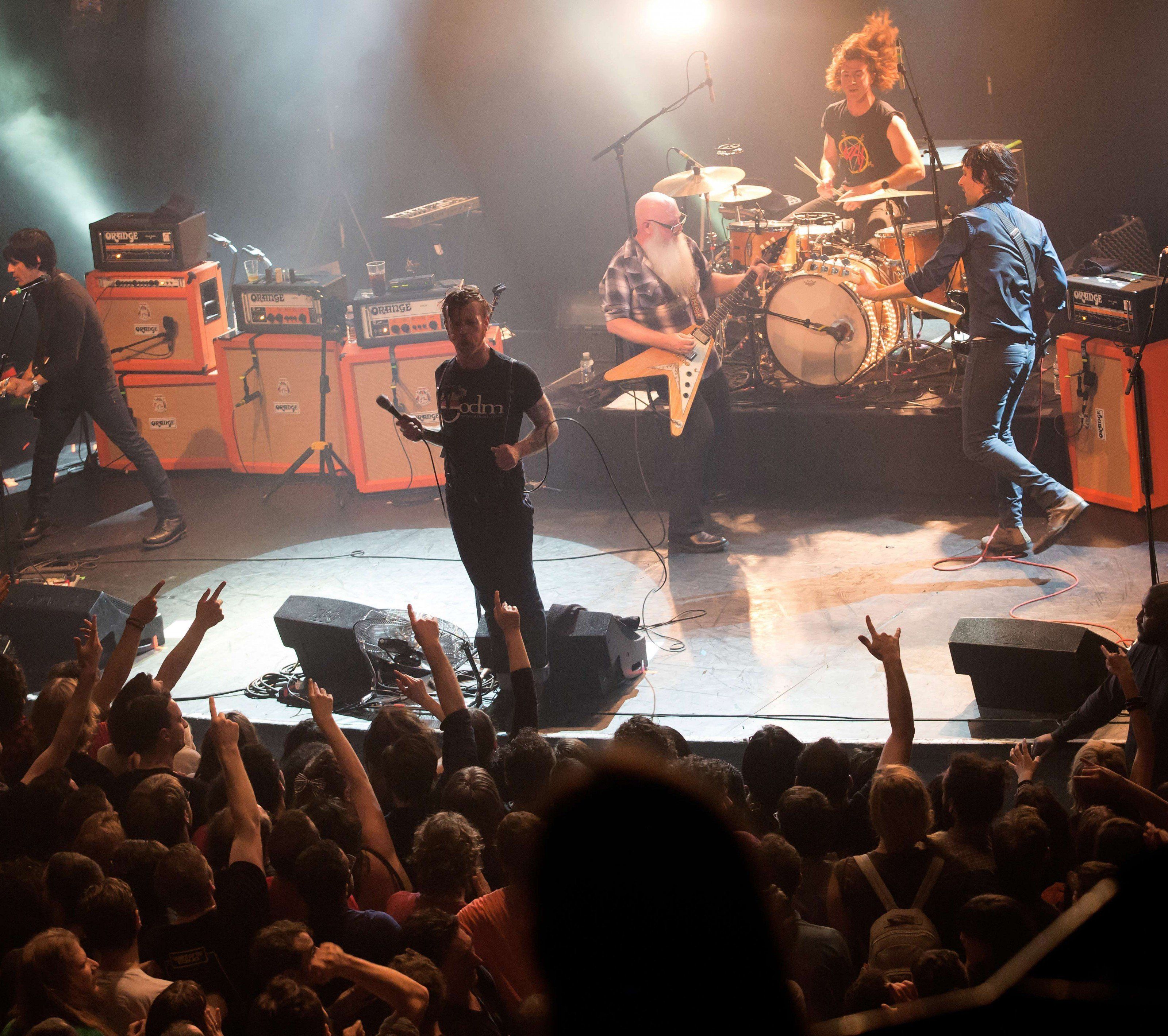 Das Eagles of Death Metal-Konzert am 13. November, kurz bevor bewaffnete Terroristen das Bataclan stürmten. Das Eagles of Death Metal-Konzert am 13. November, kurz bevor bewaffnete Terroristen das Bataclan stürmten.