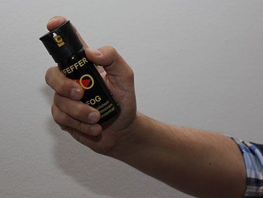 Mit Pfefferspray-Einsatz trennte die Polizei die Streithähne Mit Pfefferspray-Einsatz trennte die Polizei die Streithähne