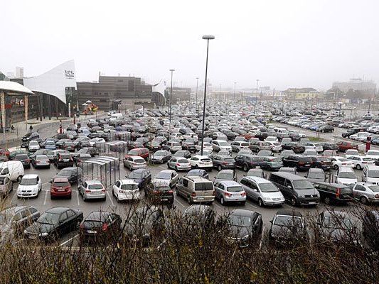Der Parkplatz der Shopping City Süd (SCS) und viele andere Shopping-Hotspots werden am Samstag überfüllt sein Der Parkplatz der Shopping City Süd (SCS) und viele andere Shopping-Hotspots werden am Samstag überfüllt sein