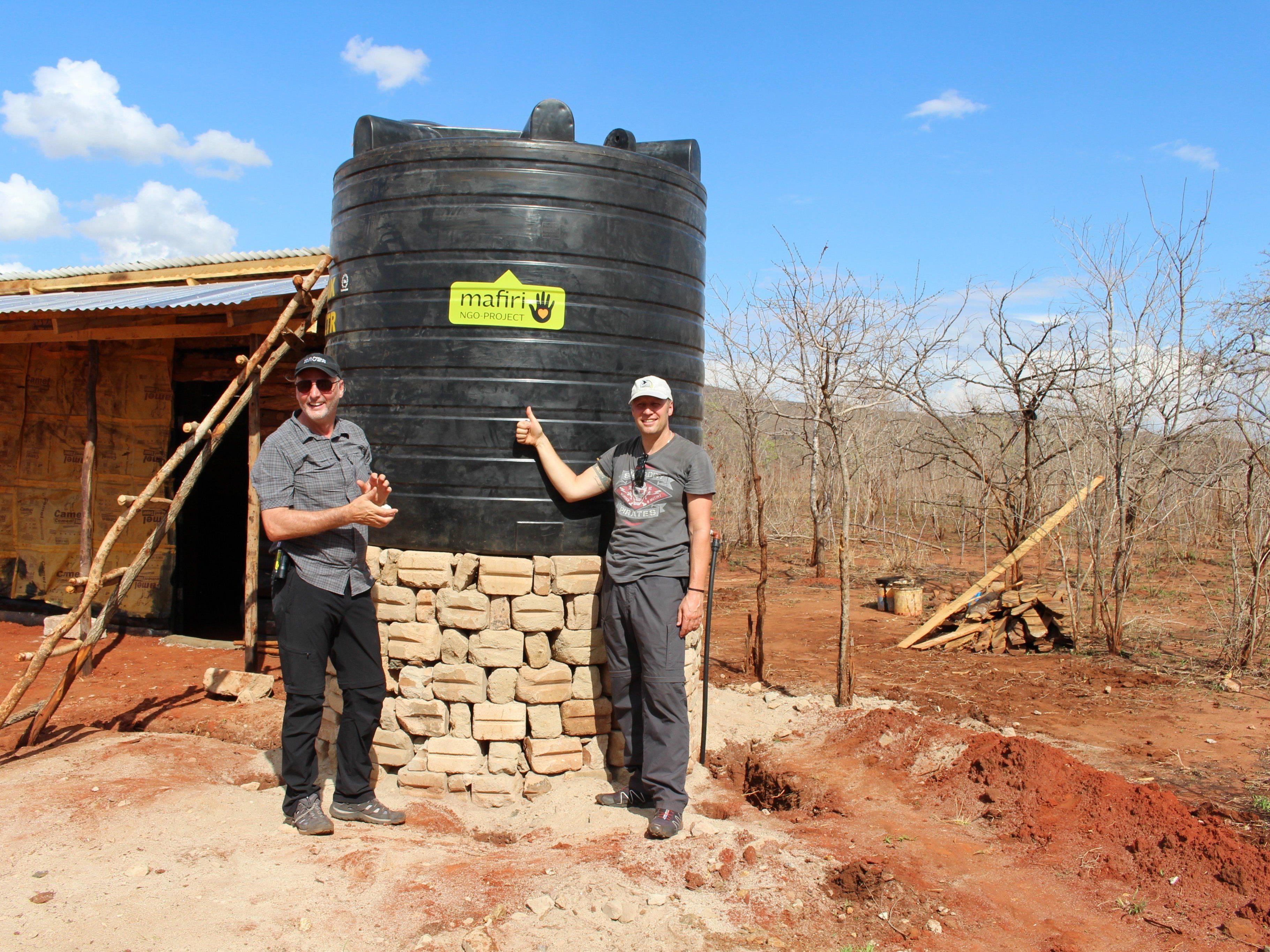 Hanno Breitfuss (l.) und Udo Neyer haben den ersten Brunnen für Tansania errichtet.