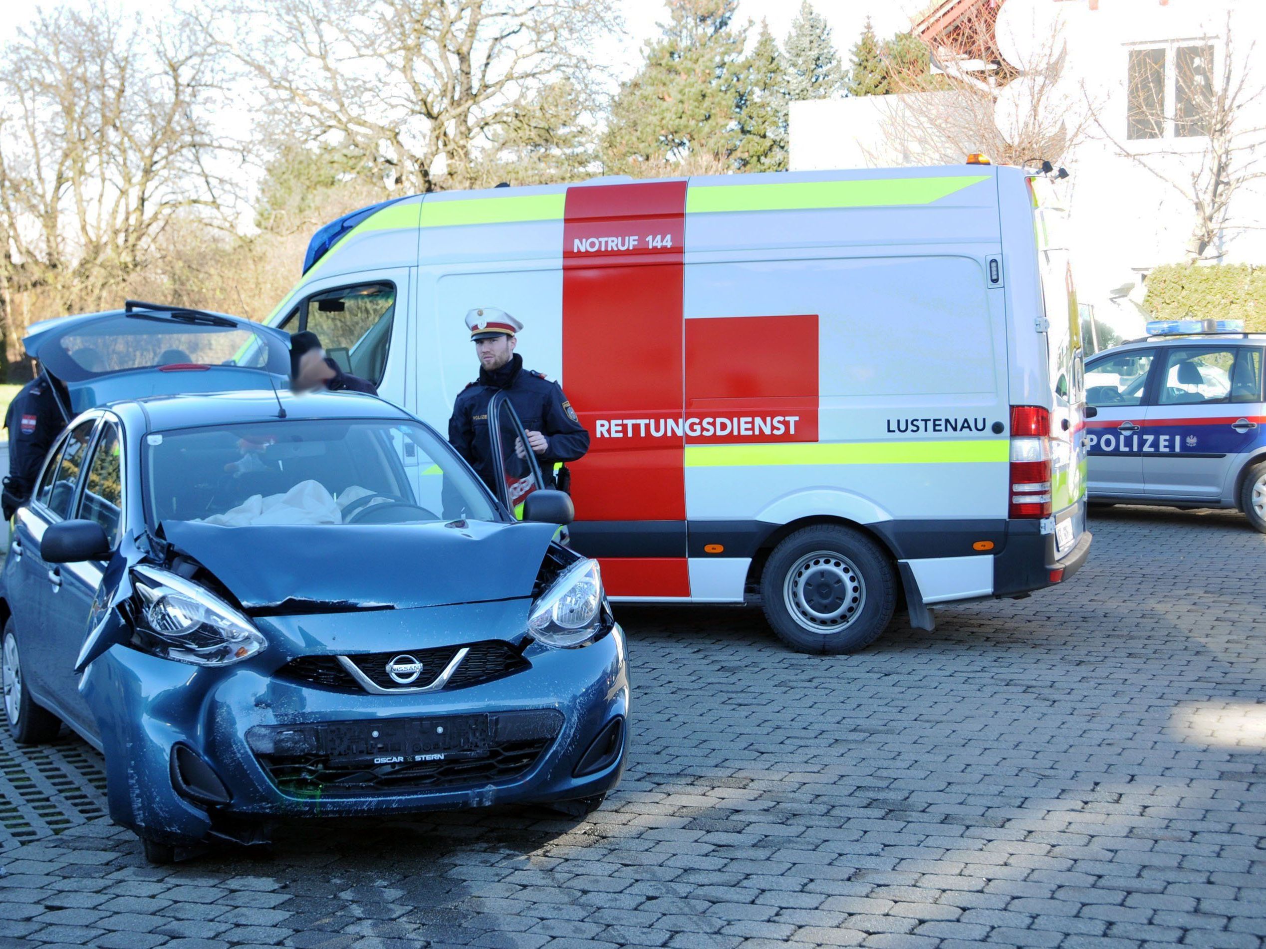Dieser Pkw war ungebremst vom Parkplatz gegen die Hauswand gekracht. Dieser Pkw war ungebremst vom Parkplatz gegen die Hauswand gekracht.