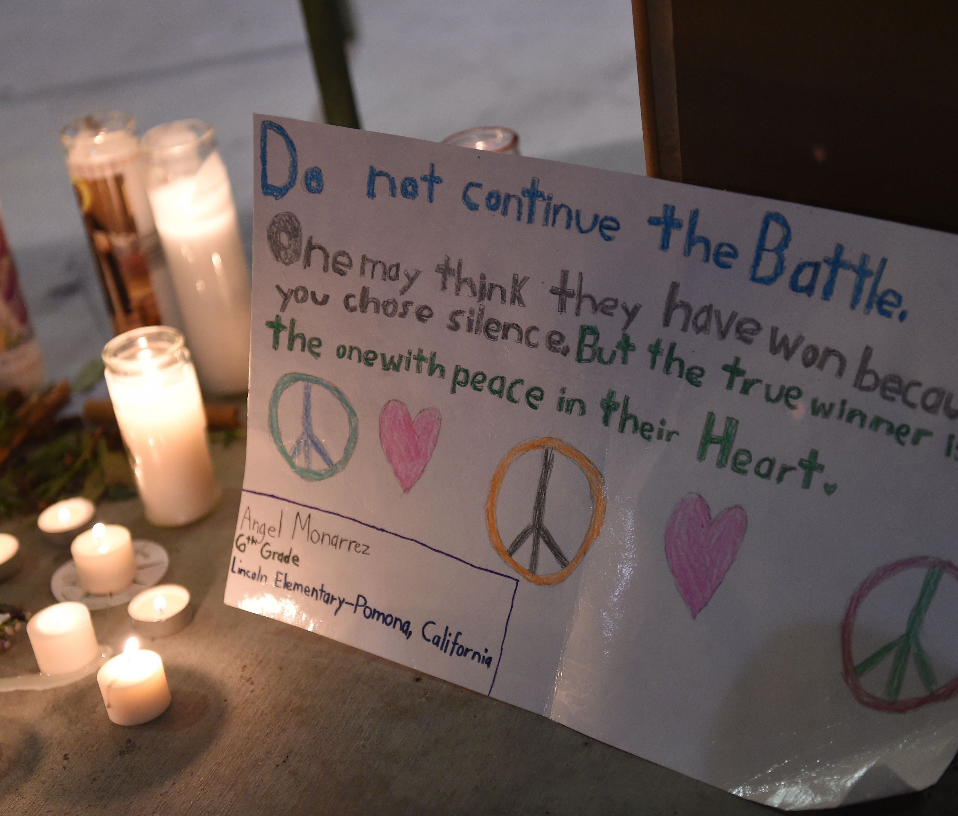 Nach San Bernardino-Schießerei: Zeitung druckt erstmals seit 1920 Leitartikel auf der Titelseite. Nach San Bernardino-Schießerei: Zeitung druckt erstmals seit 1920 Leitartikel auf der Titelseite.