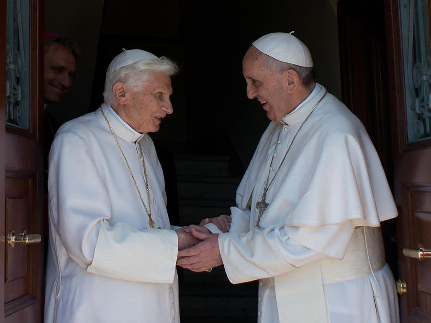 Der emeritierte Papst Benedikt XVI. mit seinem Nachfolger, Papst Franziskus.