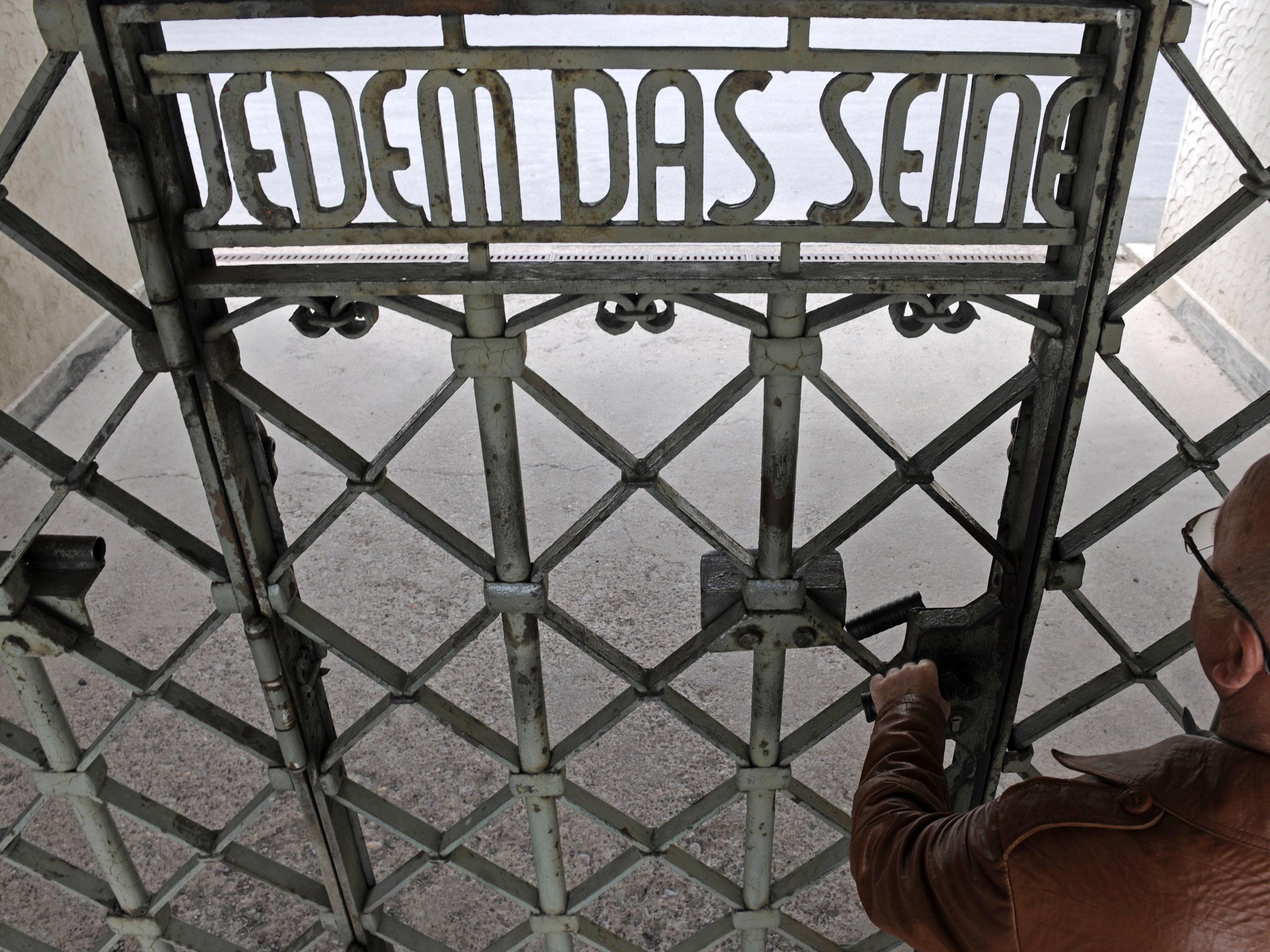 Tattoo mit Schrift "Jedem das Seine" - NPD-Mann vor Gericht. Im Bild: das Haupttor des KZ Buchenwald.