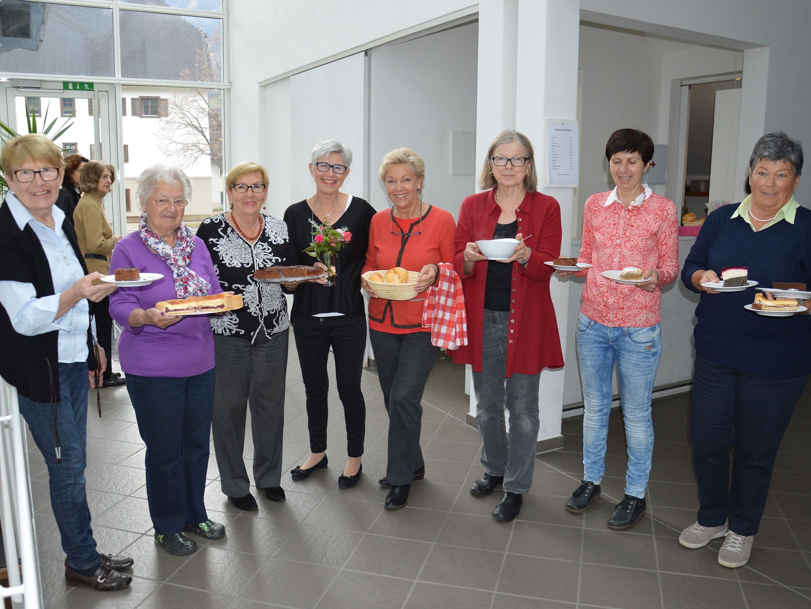 Die Mitglieder des Sozialkreises verwöhnten die Pfarrcafé-Besucher mit köstlichen Speisen und Getränken. Die Mitglieder des Sozialkreises verwöhnten die Pfarrcafé-Besucher mit köstlichen Speisen und Getränken.