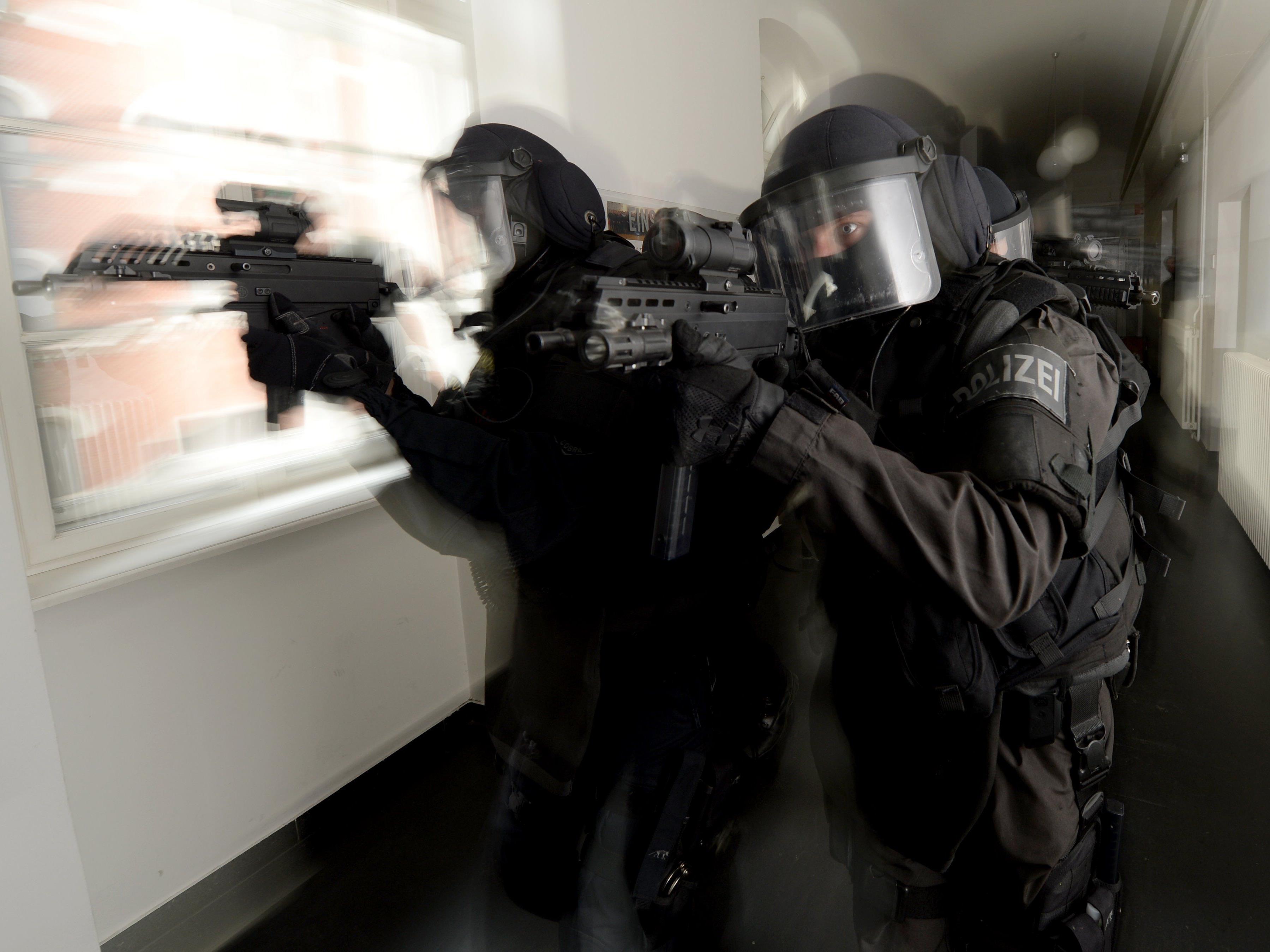Beamte der Cobra (hier bei einer Übung) nahmen zwei mutmaßliche Jihadisten in Salzburg fest.