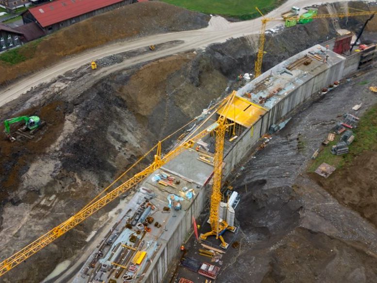 Der Tunnel steht kurz vor seiner Fertigstellung, anschließend geht es im freien Gelände mit dem Ausbau der Trasse weiter. Der Tunnel steht kurz vor seiner Fertigstellung, anschließend geht es im freien Gelände mit dem Ausbau der Trasse weiter.