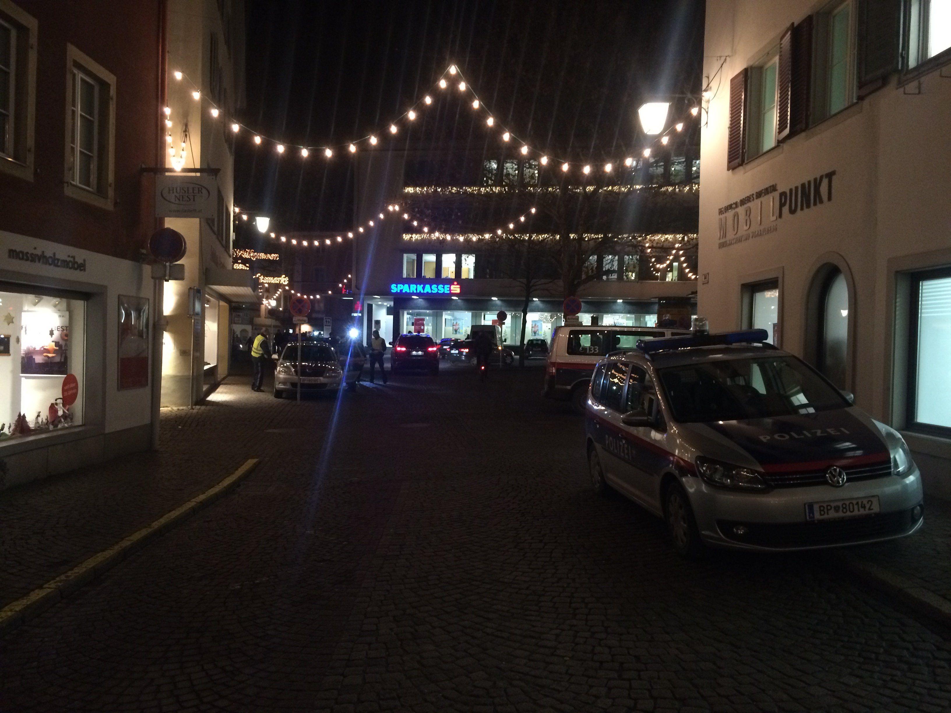 Bombendrohung in Feldkirch - Sparkassenplatz wurde abgesperrt.