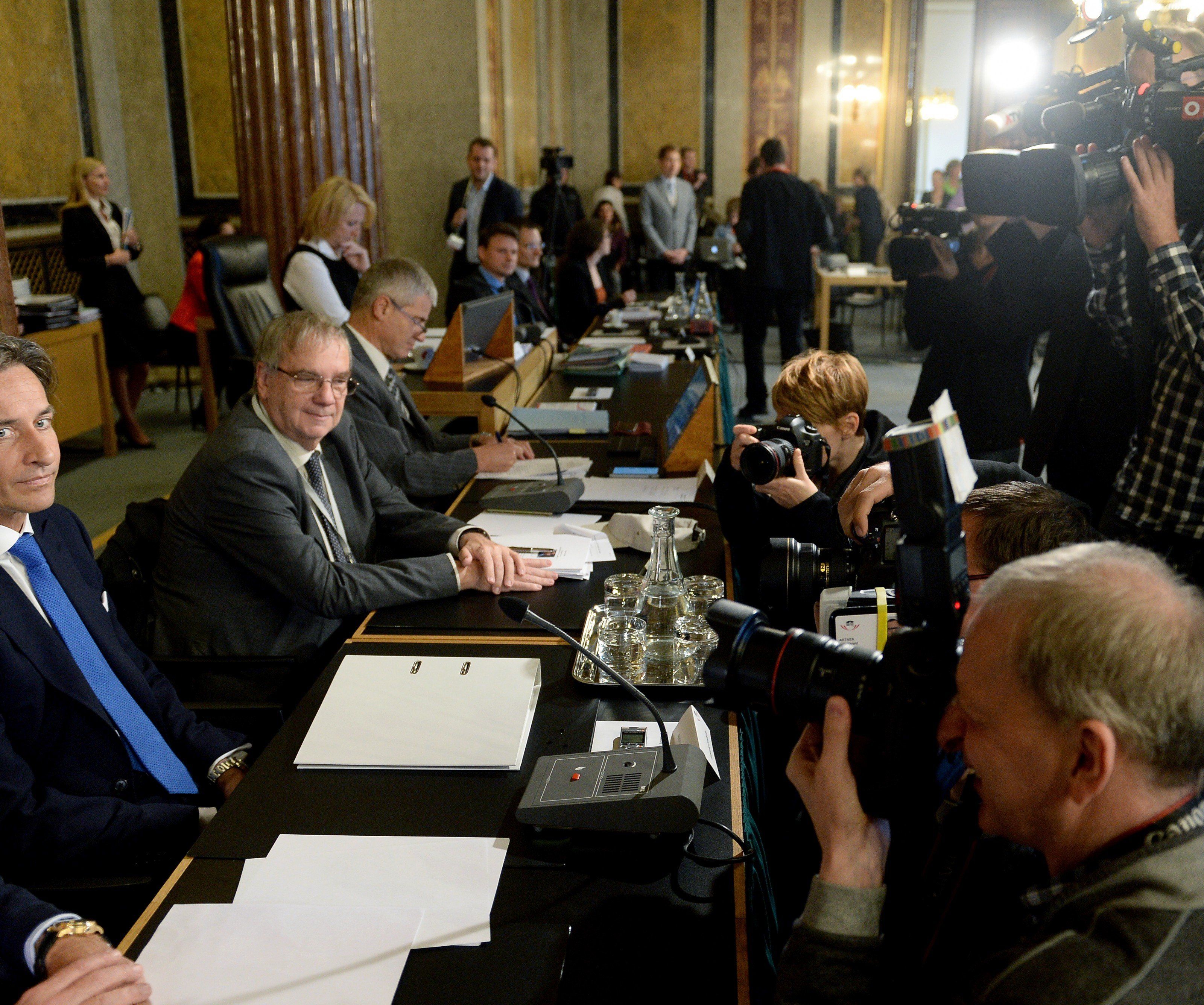 Offenbar bestens vorbereitet: Der als Zeuge geladene Ex-Finanzminister Karl-Heinz Grasser vor dem Hypo-U-Ausschuss. Offenbar bestens vorbereitet: Der als Zeuge geladene Ex-Finanzminister Karl-Heinz Grasser vor dem Hypo-U-Ausschuss.