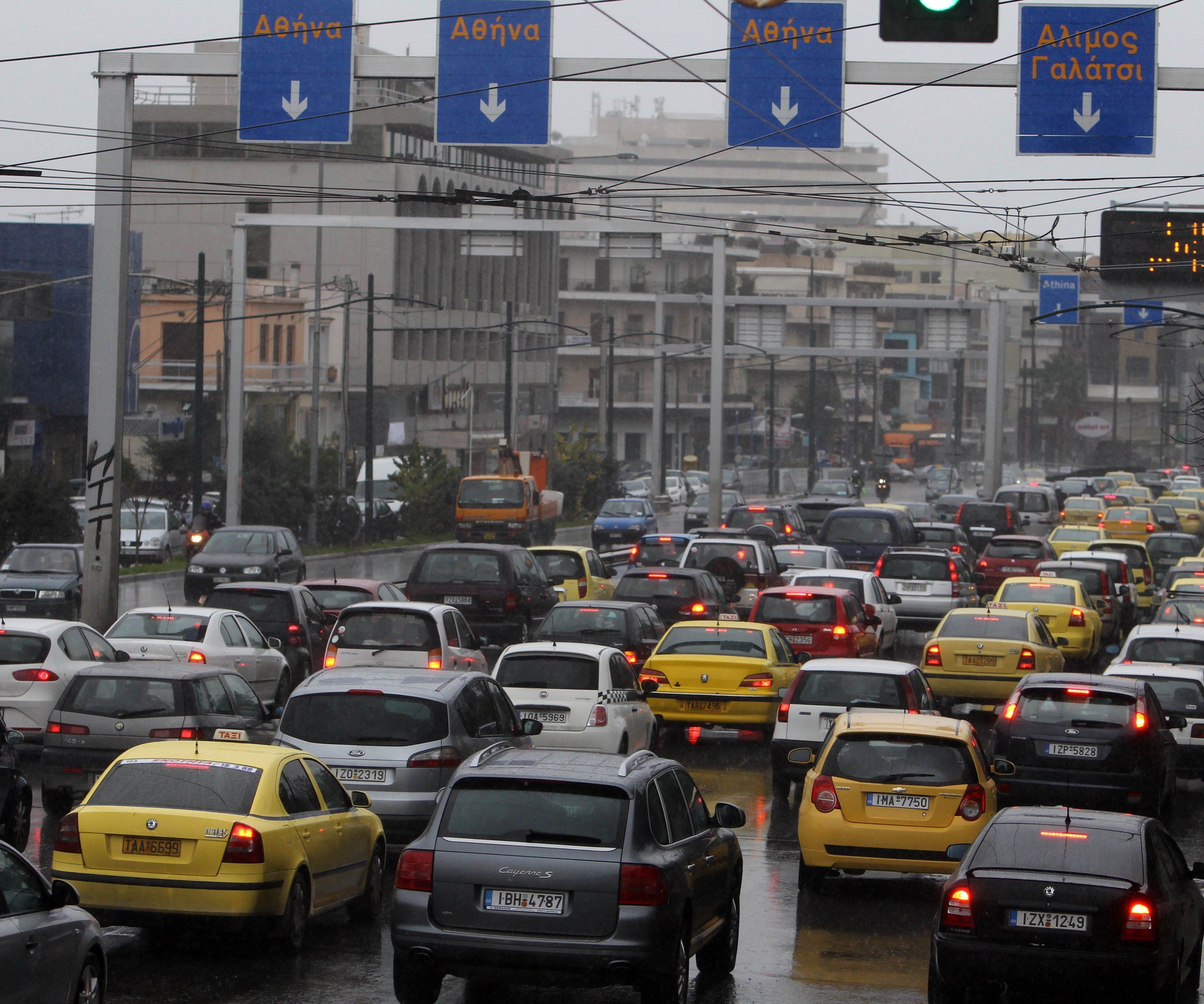Ein eigenes Auto ist für viele Griechen nicht mehr zu finanzieren. Ein eigenes Auto ist für viele Griechen nicht mehr zu finanzieren.