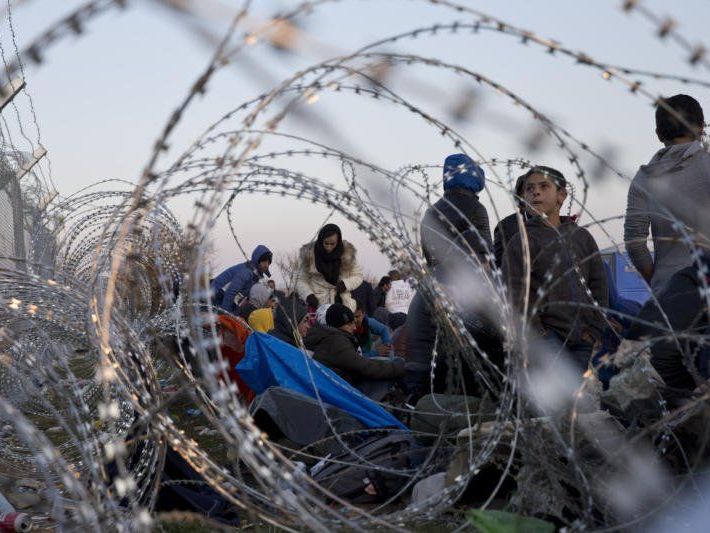 Flüchtlinge harren an der griechisch-mazedonischen Grenze aus. Vor allem Griechenland ist mit dem Andrang der Migranten überfordert. Flüchtlinge harren an der griechisch-mazedonischen Grenze aus. Vor allem Griechenland ist mit dem Andrang der Migranten überfordert.