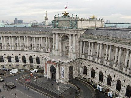 Die Wiener Hofburg darf sich jetzt mit dem Kulturerbe-Siegel schmücken. Die Wiener Hofburg darf sich jetzt mit dem Kulturerbe-Siegel schmücken.